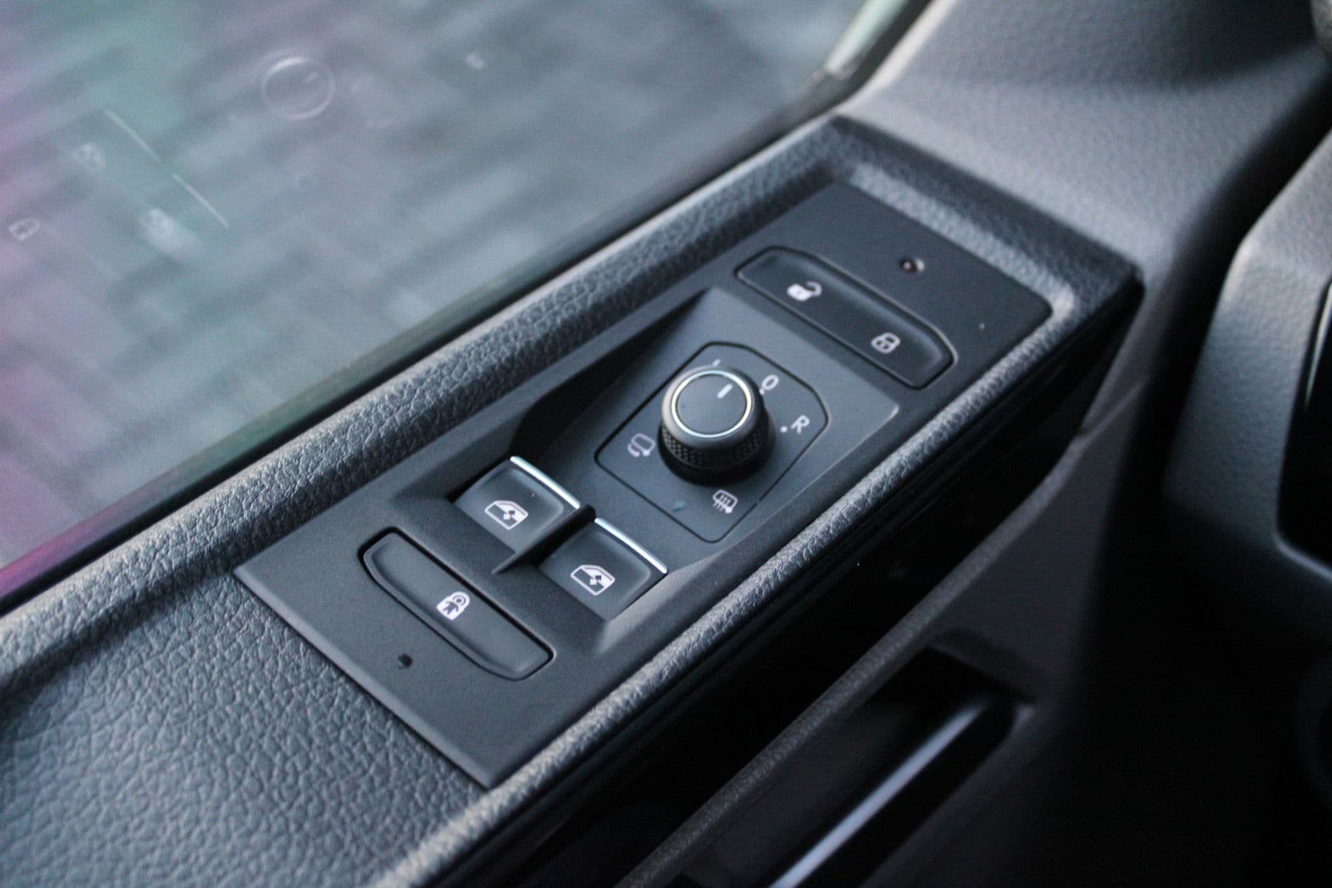 Volkswagen Transporter 2.0 TDI L2H1 28 Bulli 150pk - 20 Inch - Camera - Trekhaak - Leder - ACC - LED - Rijklaar thumbnail 26