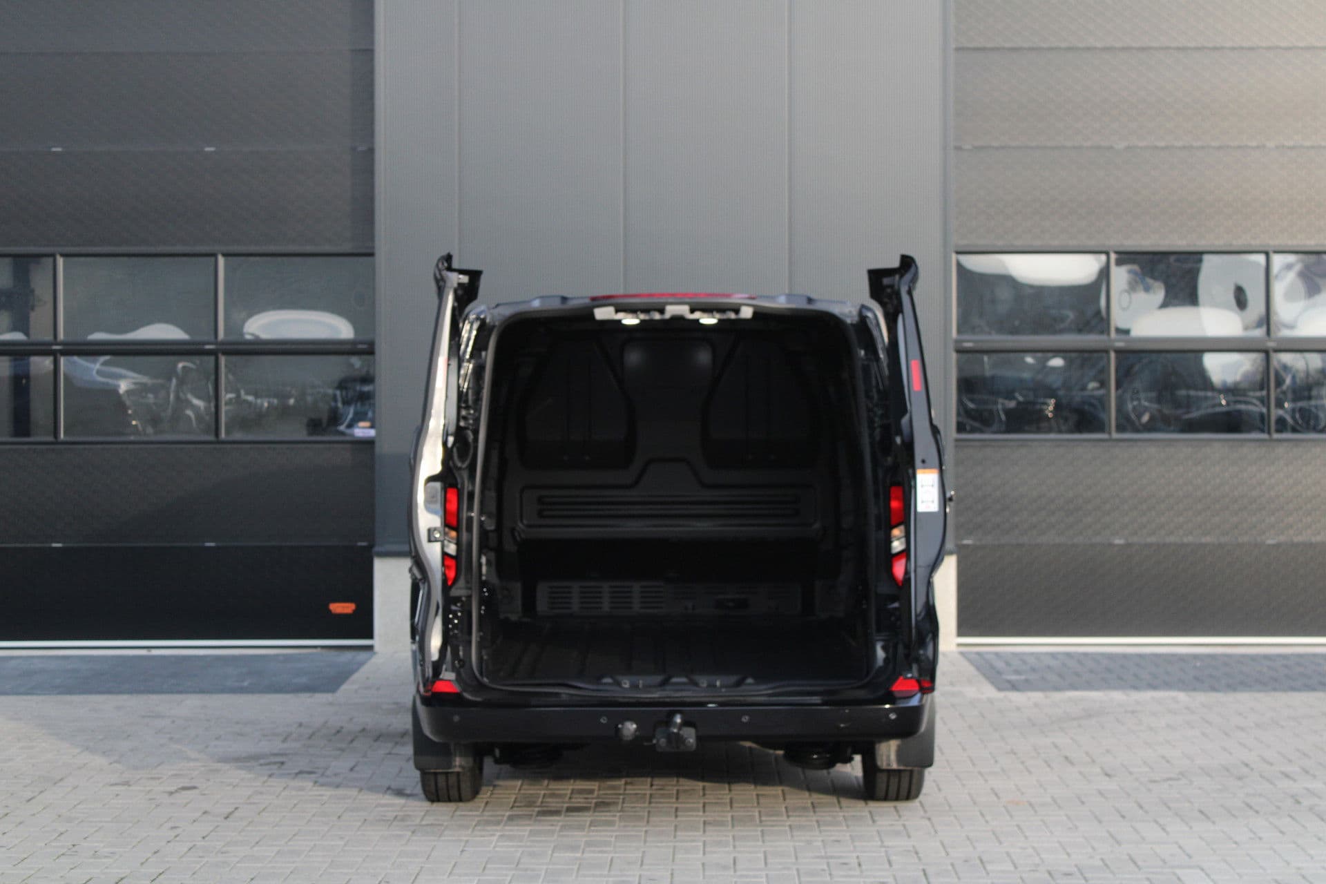 Ford Transit Custom 320 2.5 PHEV L2H1 Limited 232pk - 2x Schuifdeur - Trekhaak - Stoel/Stuurverwarming - Blindspot - Keyless - Rijklaar thumbnail 8