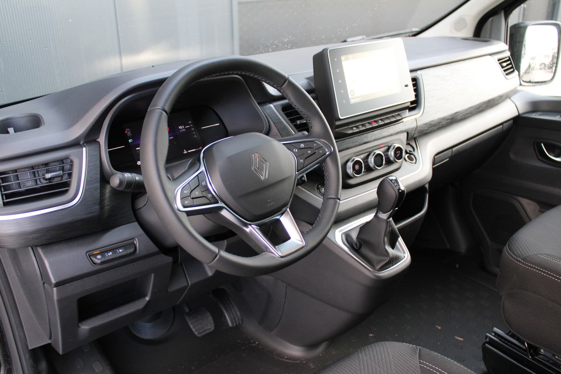 Renault Trafic 2.0 Blue dCi 170pk T29 L2H1 Extra DC - 2x Schuifdeur - Carplay - LED - Blind Spot - Navigatie - Camera - Trekhaak - Stoelverwarming - Rijklaar thumbnail 2