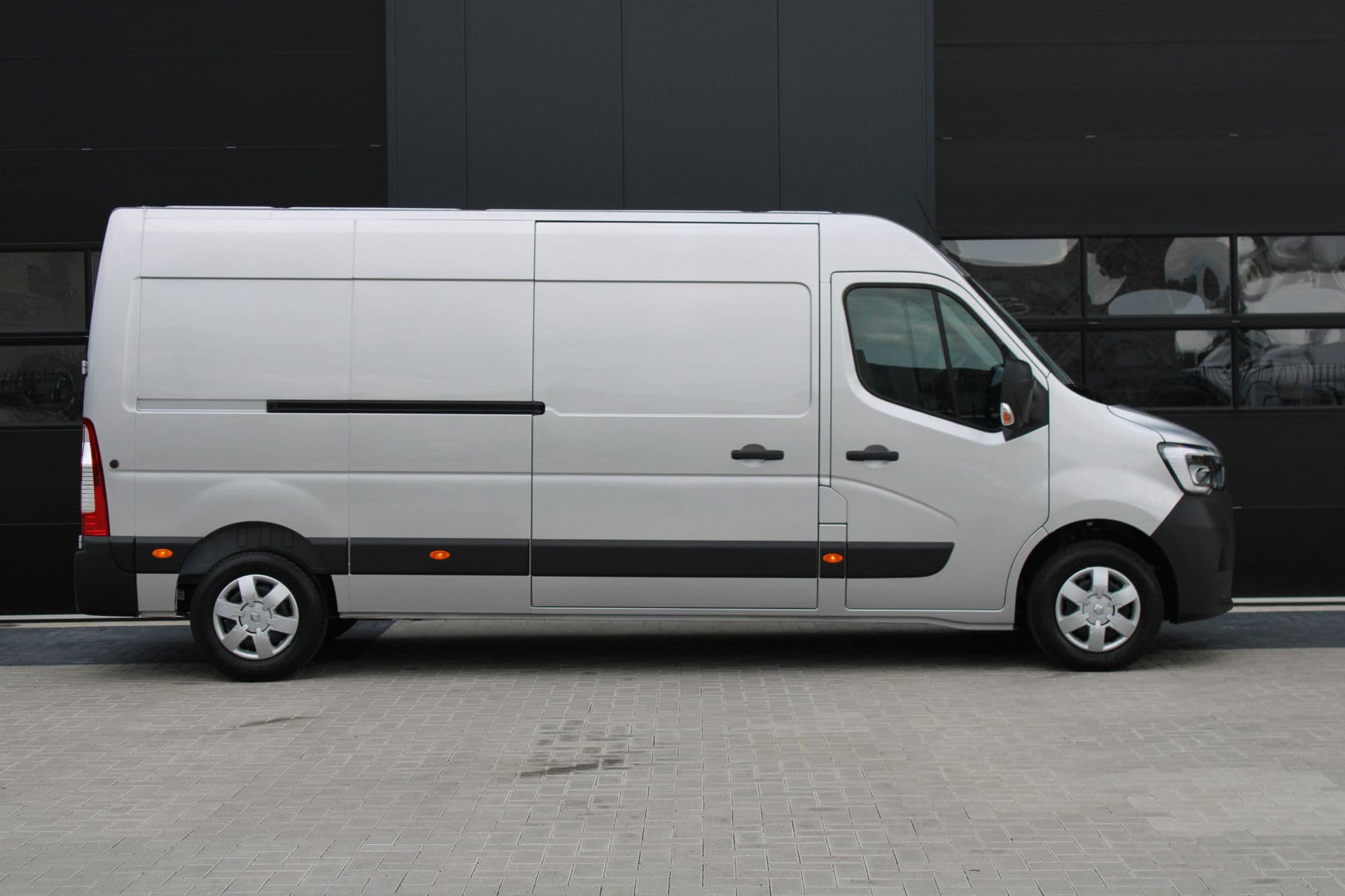 Renault Master T35 2.3 dCi 180pk L3H2 - Airco - Navigatie - Camera - Cruise - Parkeersensoren - 105l tank - Rijklaar thumbnail 26