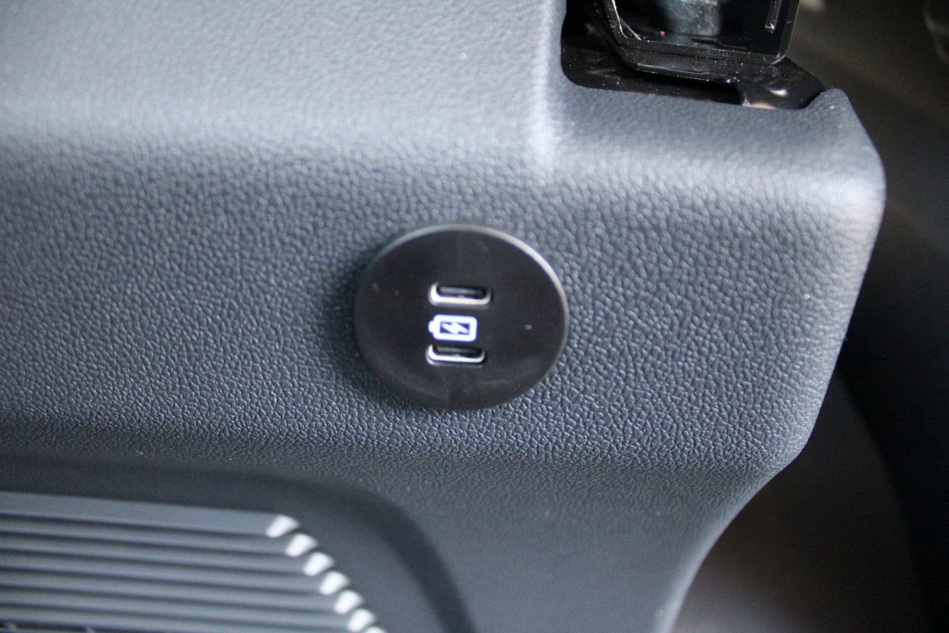 Ford Transit Custom 320 2.0 TDCI L2H1 Trend DC 136pk - Carplay - Android - Camera - Trekhaak - LED koplampen - Stoelverwarming - Draadloos laden - Rijklaar thumbnail 35