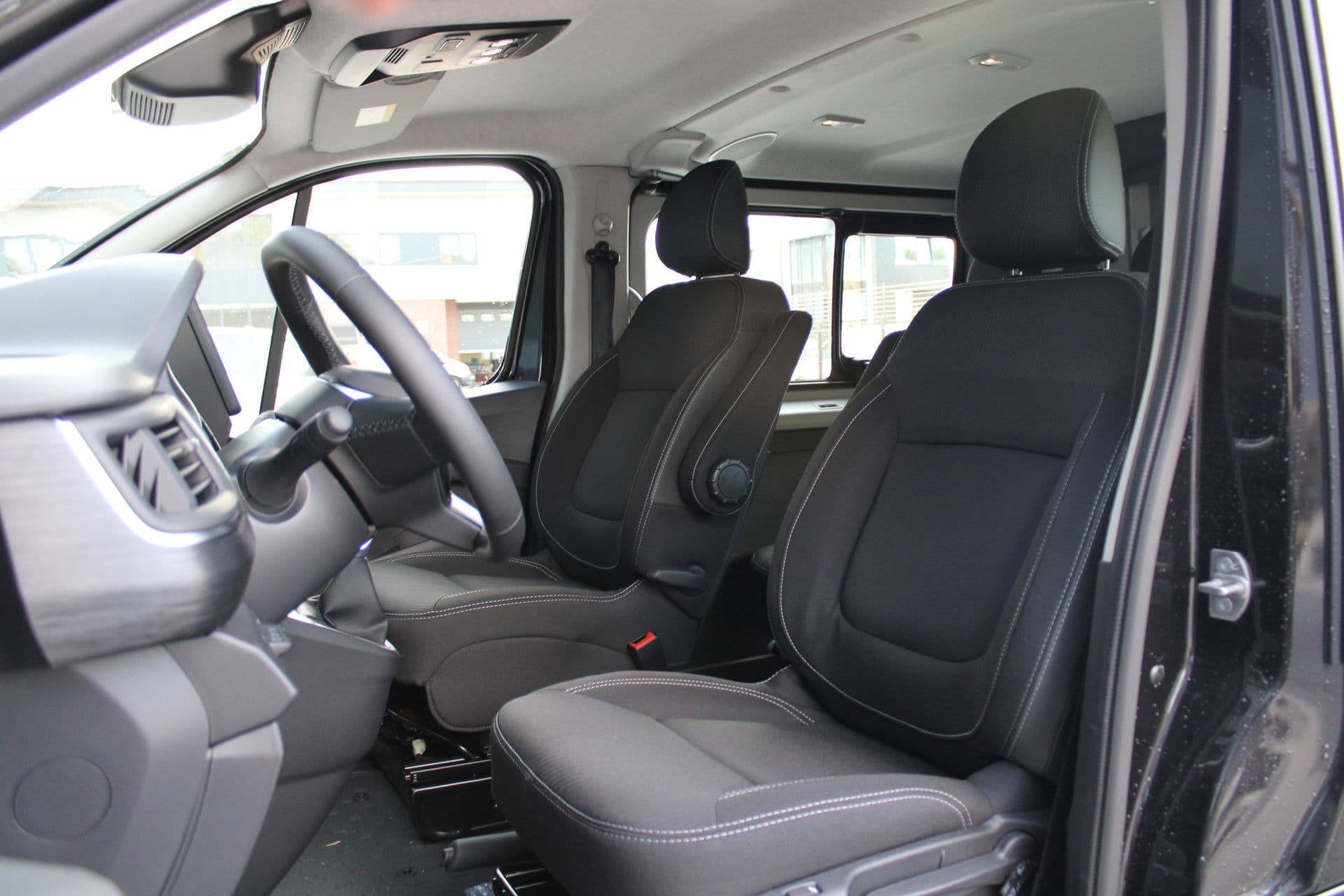 Renault Trafic 2.0 Blue dCi 170pk T29 L2H1 Extra DC - 2x Schuifdeur - Carplay - LED - Blind Spot - Navigatie - Camera - Trekhaak - Stoelverwarming - Rijklaar thumbnail 7