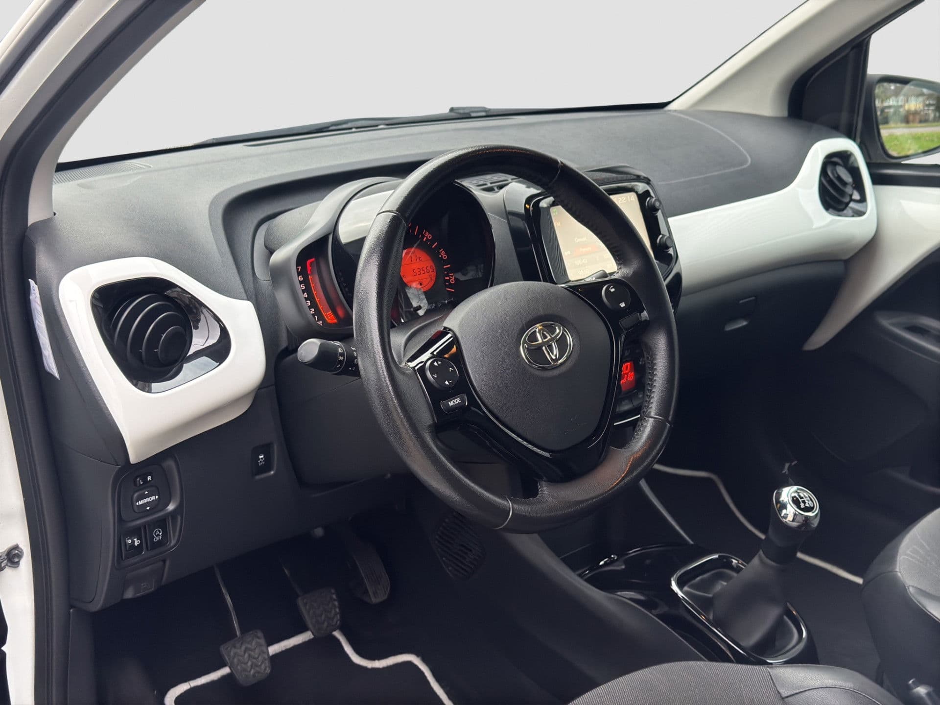 Toyota Aygo 1.0 VVT-i X-Joy | LMV | Climate | NL auto thumbnail 9