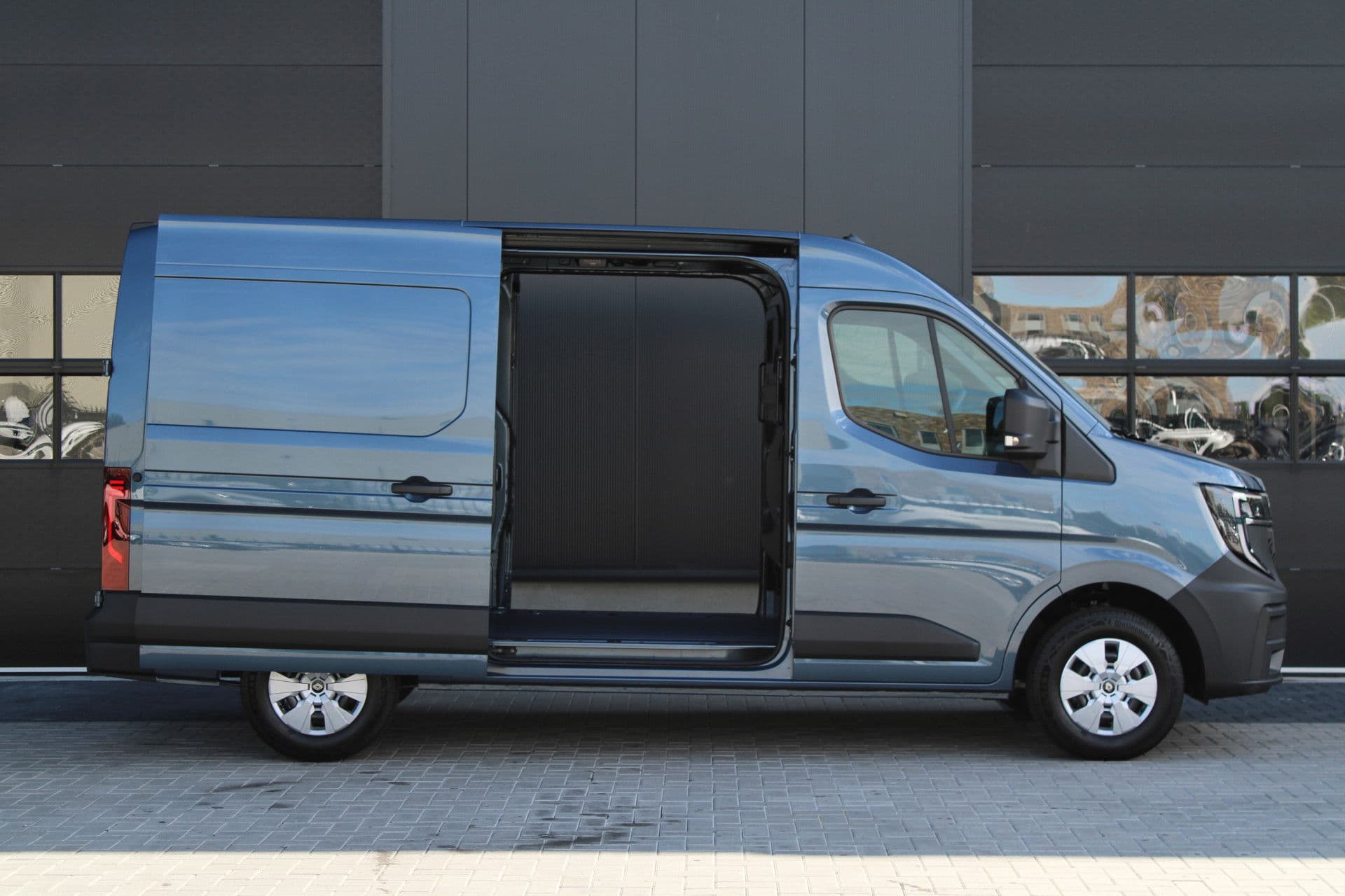 Renault Master T35 2.0 dCi 170pk L2H2 Extra - 2x Schuifdeur - Navigatie - Blind Spot - Camera - Stoelverwarming - Verwarmde voorruit - Rijklaar thumbnail 32