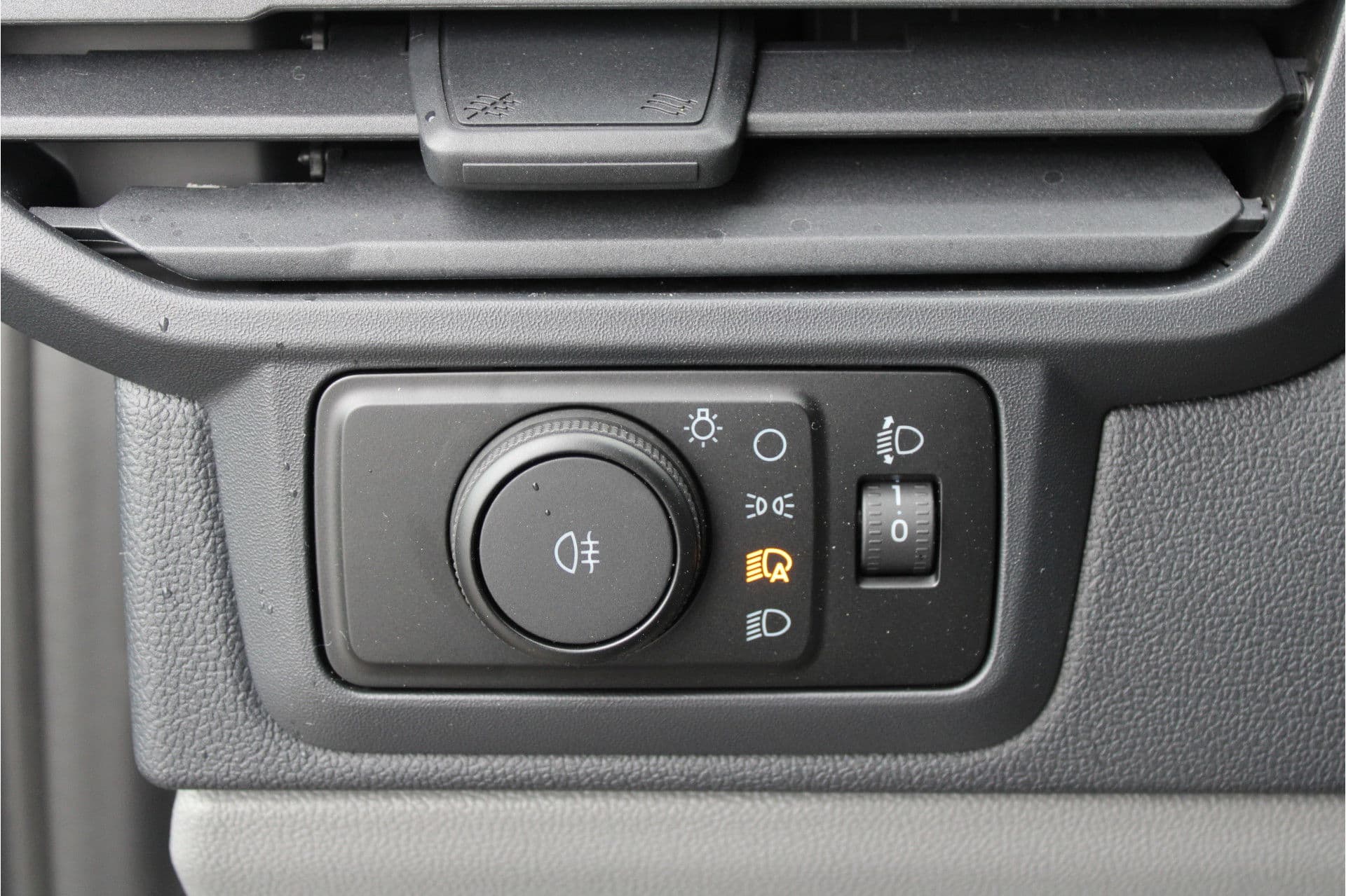 Ford Transit Custom 320 2.0 TDCI L2H1 Trend 136pk - Carplay - Android - LED koplampen - Verwarmd stuurwiel - Stoelverwarming - 70l tank - Rijklaar thumbnail 12