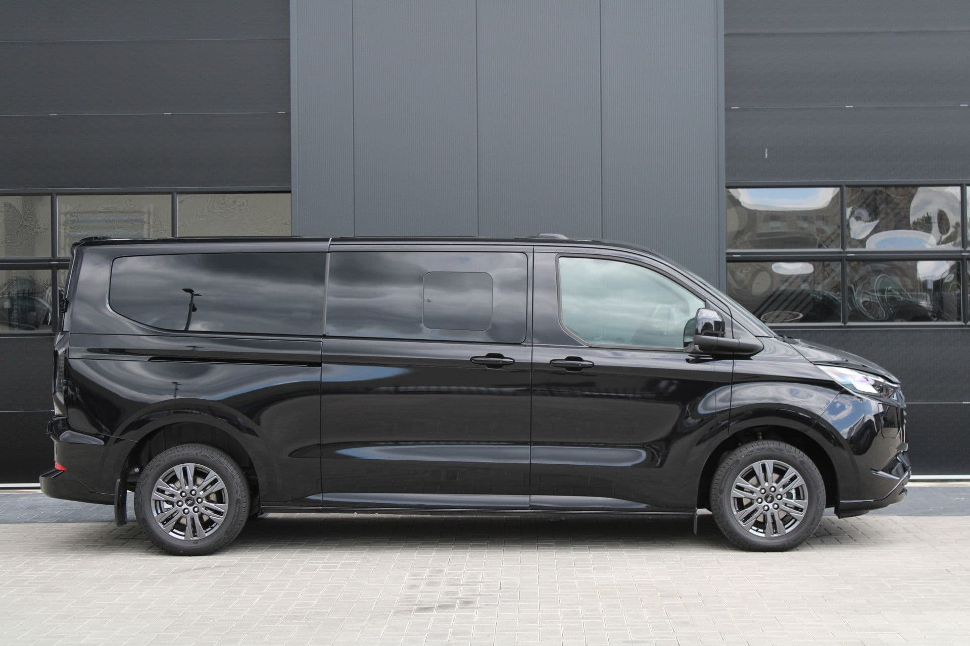 Ford Transit Custom 340 2.5 PHEV L2H1 Limited 232pk - 8 zits - Adaptive Cruise - Blind spot - Navi - Stuurverwarming - Airco achterin - Incl BPM - Rijklaar thumbnail 30