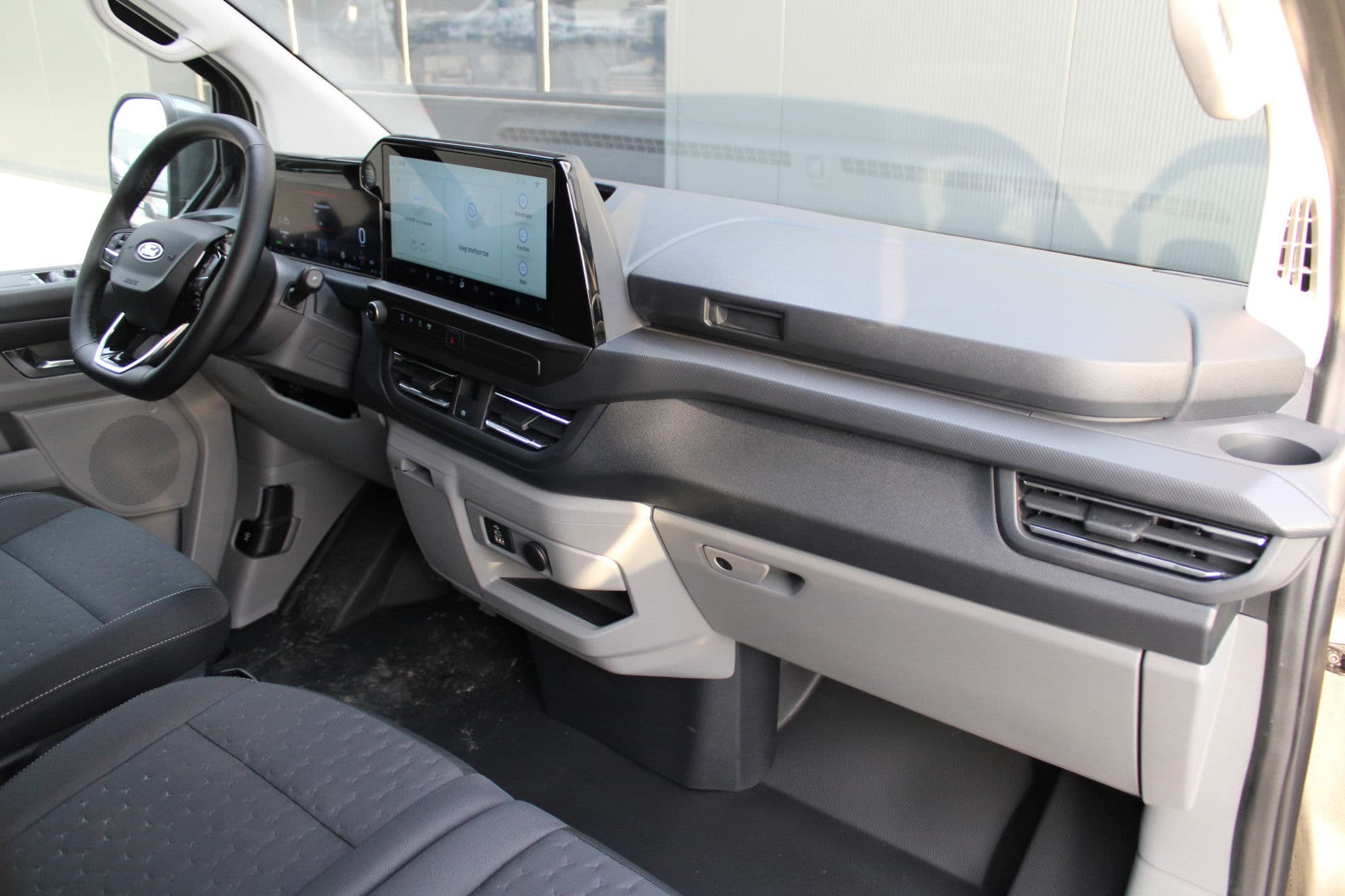 Ford Transit Custom 320 2.5 PHEV L2H1 Limited 232pk - 2x Schuifdeur - Trekhaak - Stoel/Stuurverwarming - ACC - Blindspot - Keyless - Rijklaar thumbnail 36