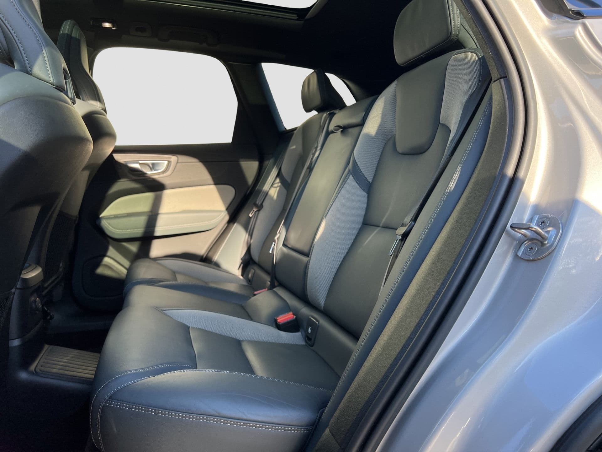 Volvo XC60 2.0 Recharge T8 AWD R-Design | Pano | Trekhaak | H&K | Adaptive | thumbnail 18