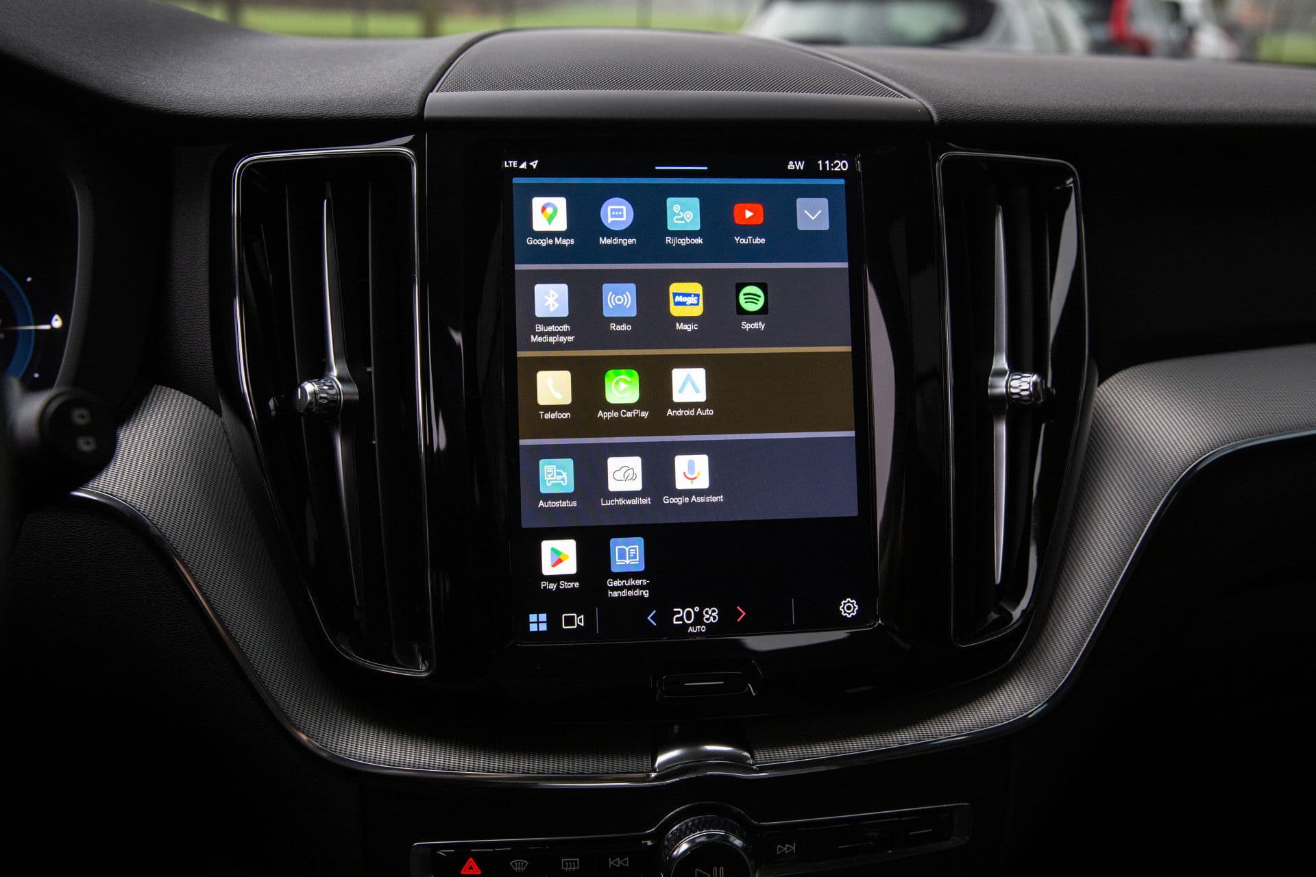 Volvo XC60 2.0 T6 Plug-in hybrid AWD Plus Dark , Panoramadak, Memory, Leer thumbnail 15