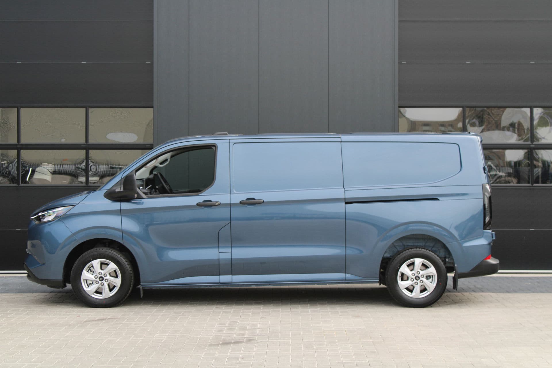 Ford Transit Custom 320 2.5 PHEV L2H1 Trend 232pk - 5 jaar GARANTIE - 2x Schuifdeur - Adaptive Cruise - Blind Spot - Navigatie - Camera - Verwarmd Stuur - Rijklaar thumbnail 9