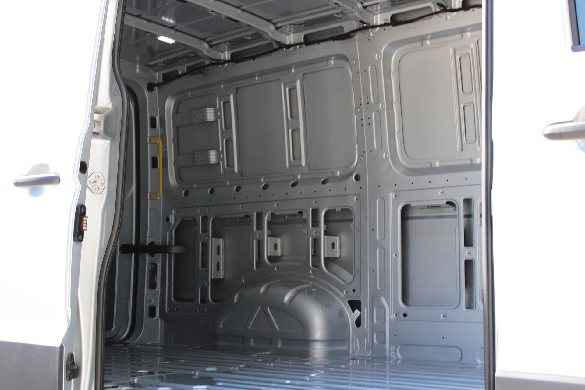 Volkswagen Crafter 35 2.0 TDI L3H2 177pk - Facelift - Navigatie - LED - Geveerde stoel - Virtual cockpit - Camera - Verwarmd stuur - Stoelverwarming - Rijklaar thumbnail 36