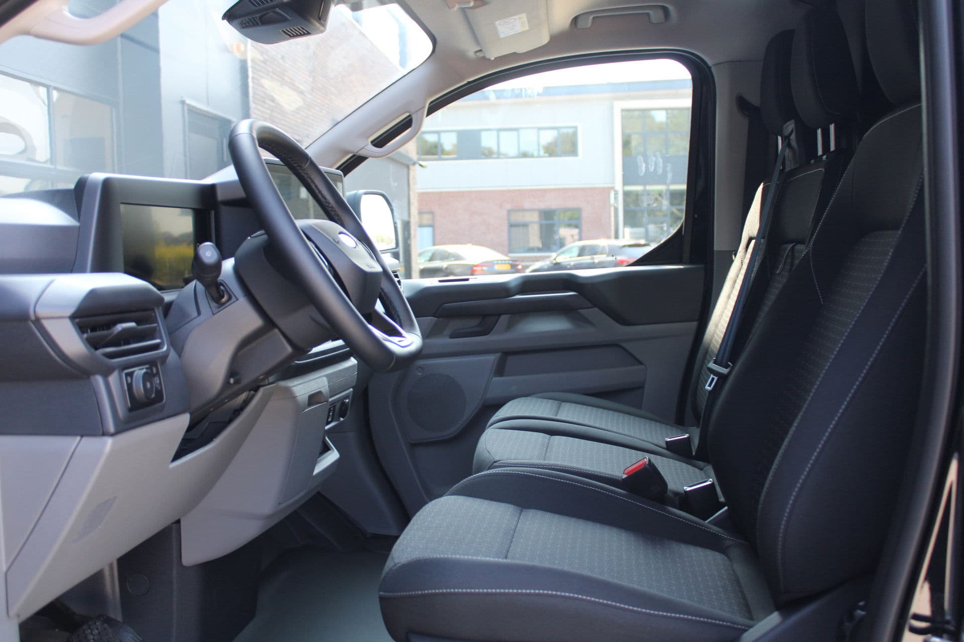 Ford Transit Custom 320 2.5 PHEV L2H1 Trend 232pk - 5 jaar GARANTIE - 2x Schuifdeur - Adaptive Cruise - Blind Spot - Navigatie - Camera - Verwarmd Stuur - Rijklaar thumbnail 11