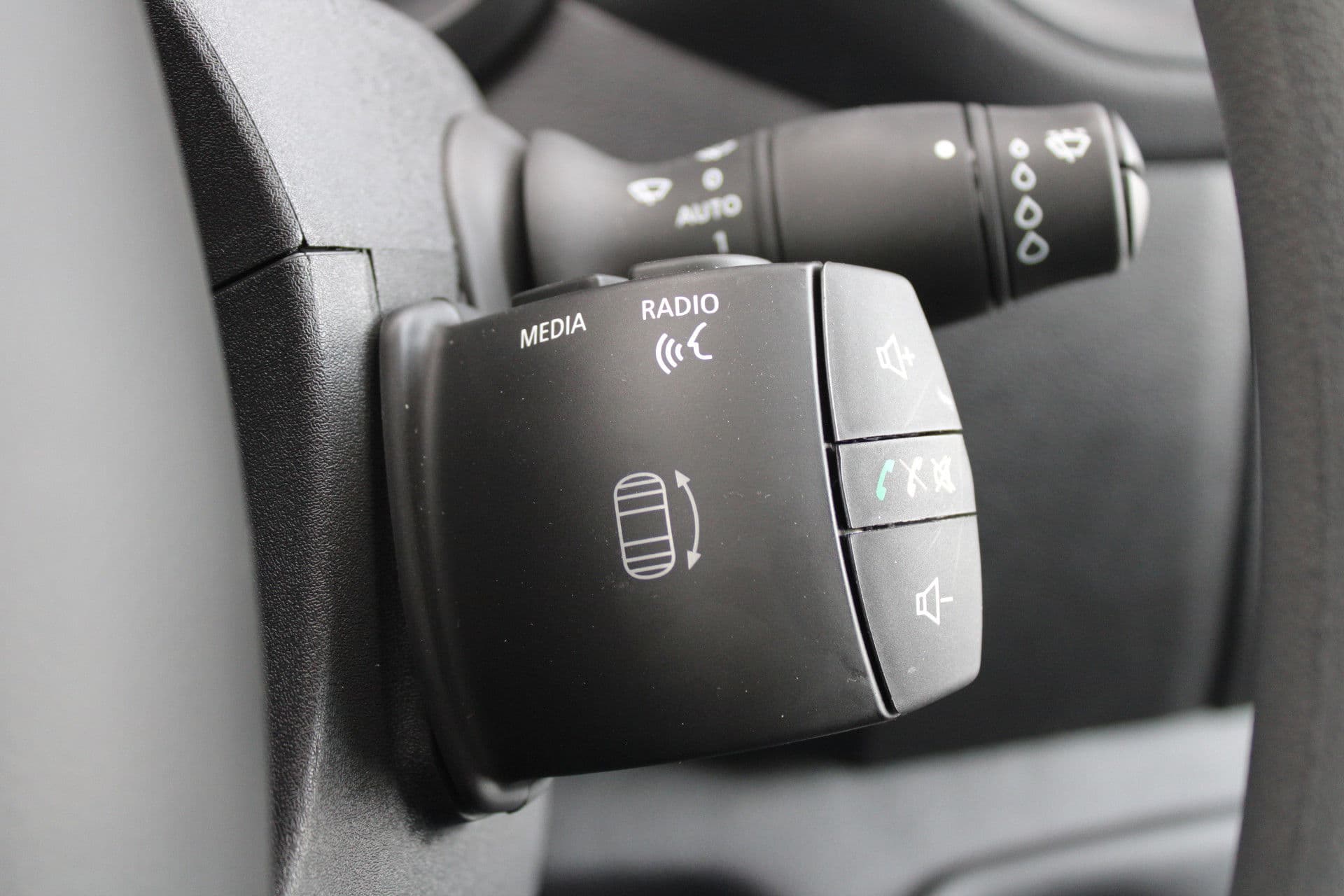 Renault Master T35 2.3 dCi 180pk L3H2 - Airco - Navigatie - Camera - Cruise - Parkeersensoren - 105l tank - Rijklaar thumbnail 18