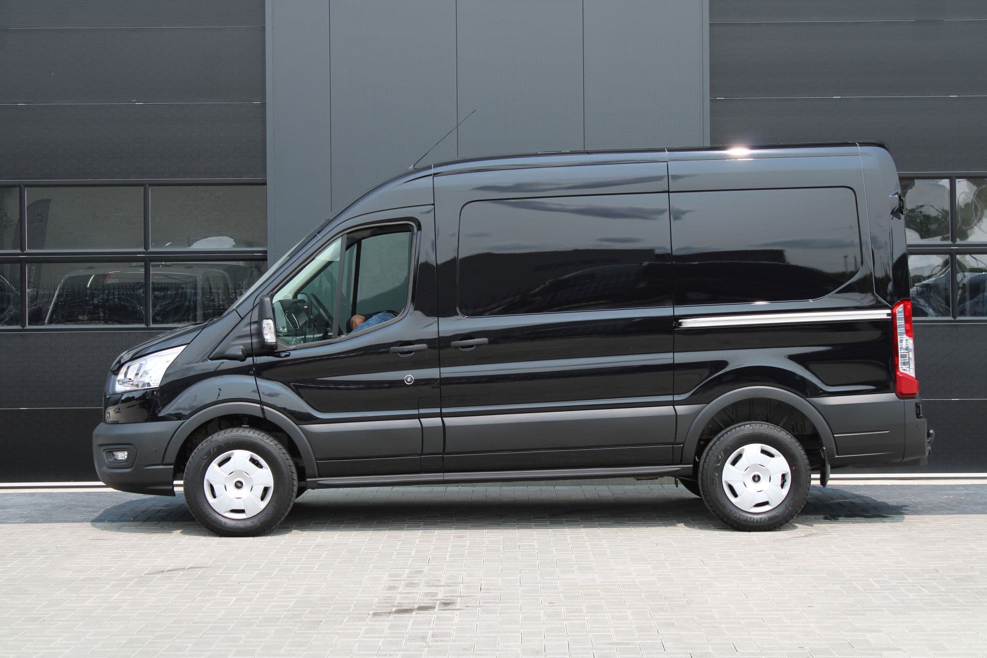 Ford Transit 350 2.0 TDCI L2H2 Trend 165pk - Facelift - 2x Schuifdeur - Adaptive Cruise - Navigatie - Blind Spot - 360 Camera - Stoel - Stuurverwarming - Rijklaar thumbnail 35