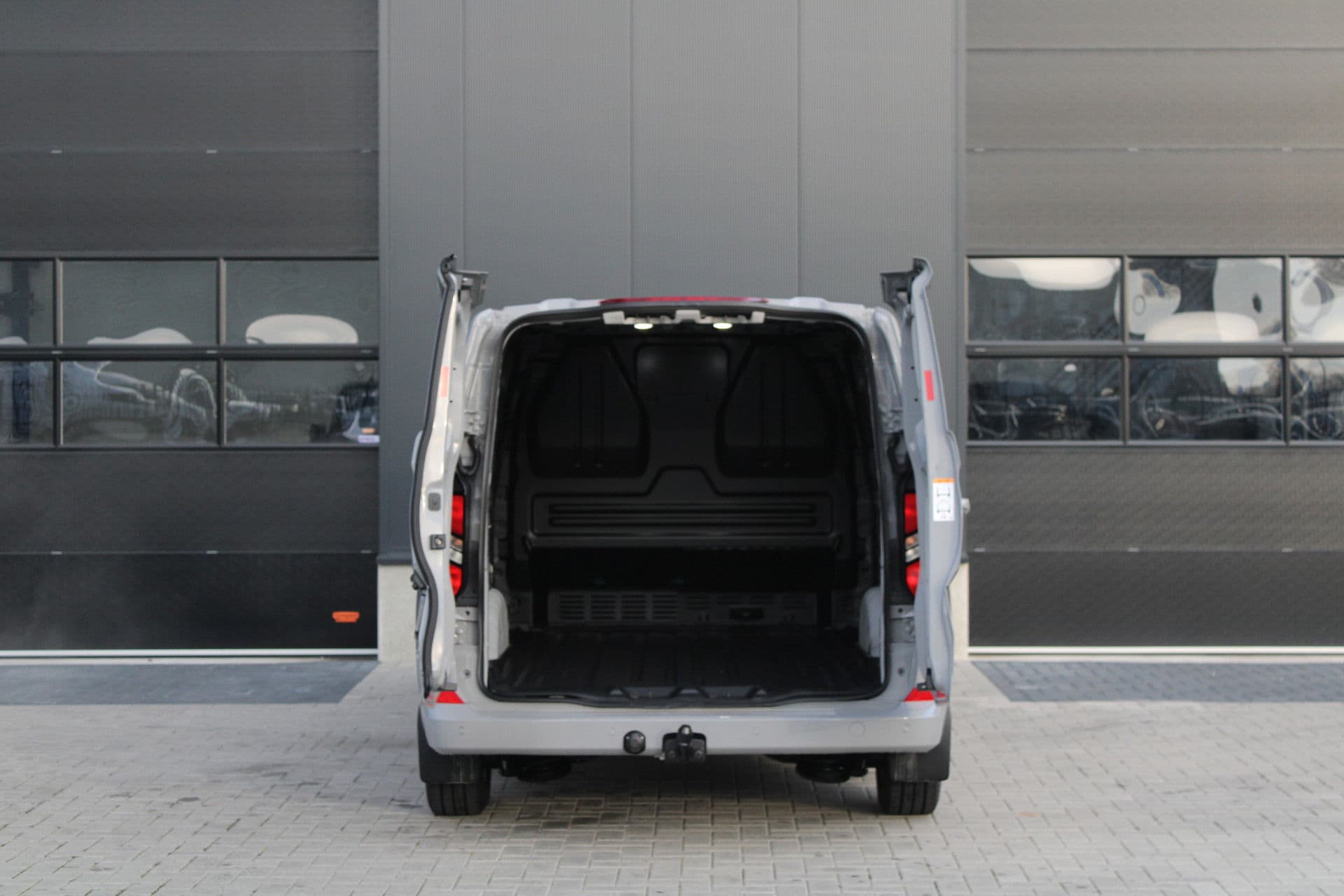 Ford Transit Custom 320 2.5 PHEV L2H1 Limited 232pk - 2x Schuifdeur - Trekhaak - Stoel/Stuurverwarming - ACC - Blindspot - Keyless - Rijklaar thumbnail 8