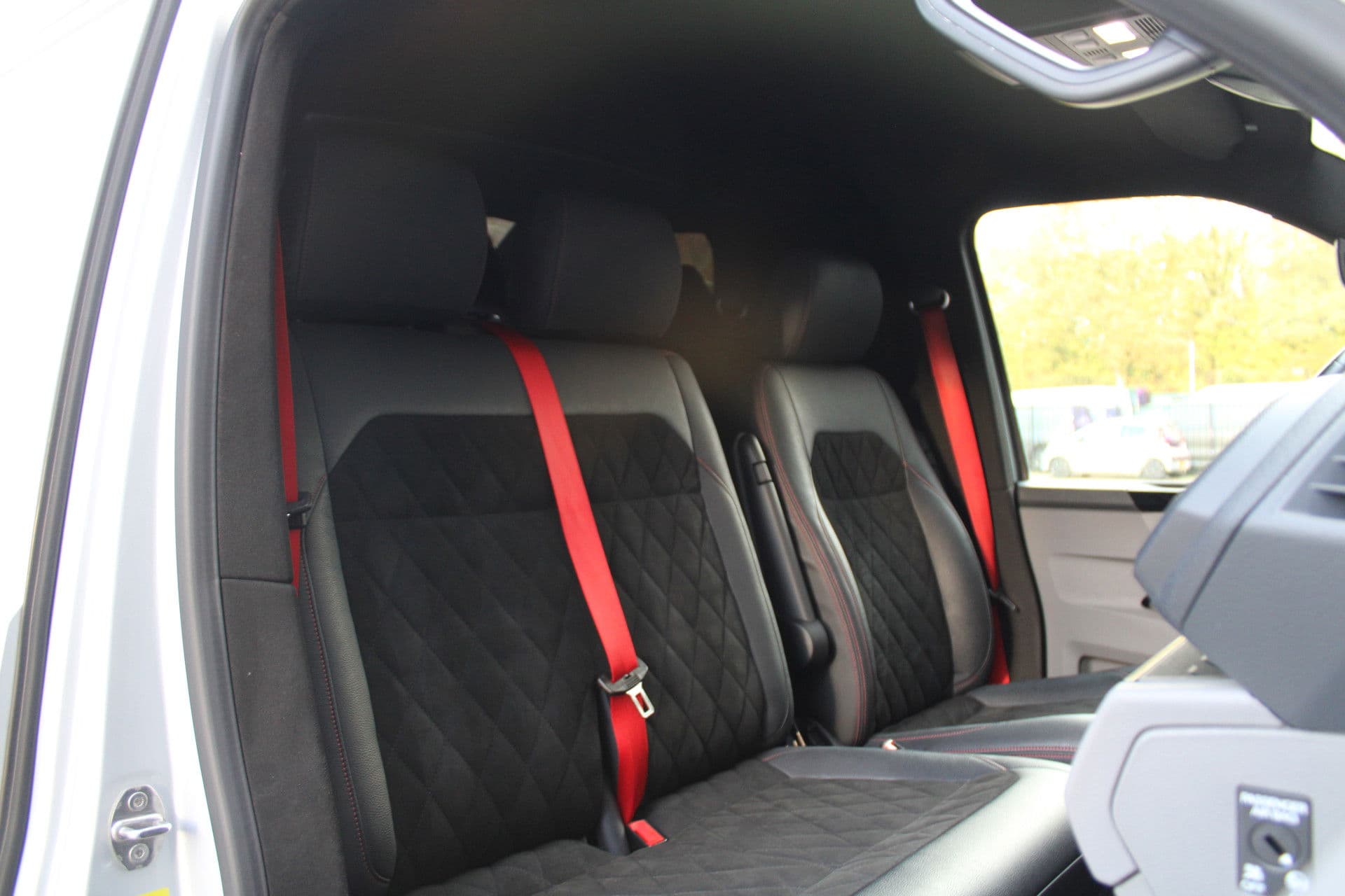 Volkswagen Transporter 2.0 TDI L2H1 28 Bulli 150pk - 20 Inch - Camera - Trekhaak - Leder - ACC - LED - Rijklaar thumbnail 39