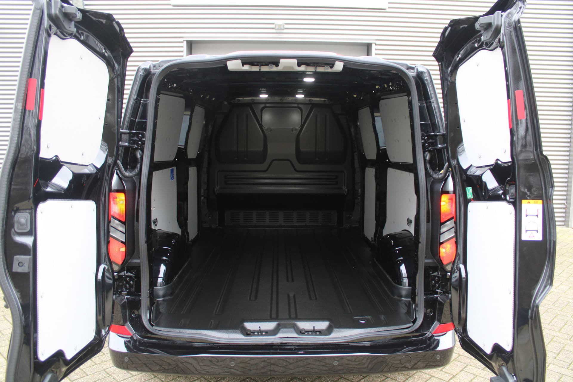 Ford Transit Custom 320 2.0 TDCI L2H1 Limited 170pk - 1+1 Stoelopstelling - 2x Schuifdeur - Adaptive Cruise - Verwarmd stuur - Blind spot - Navigatie - Camera - Draadloos laden - Rijklaar thumbnail 7