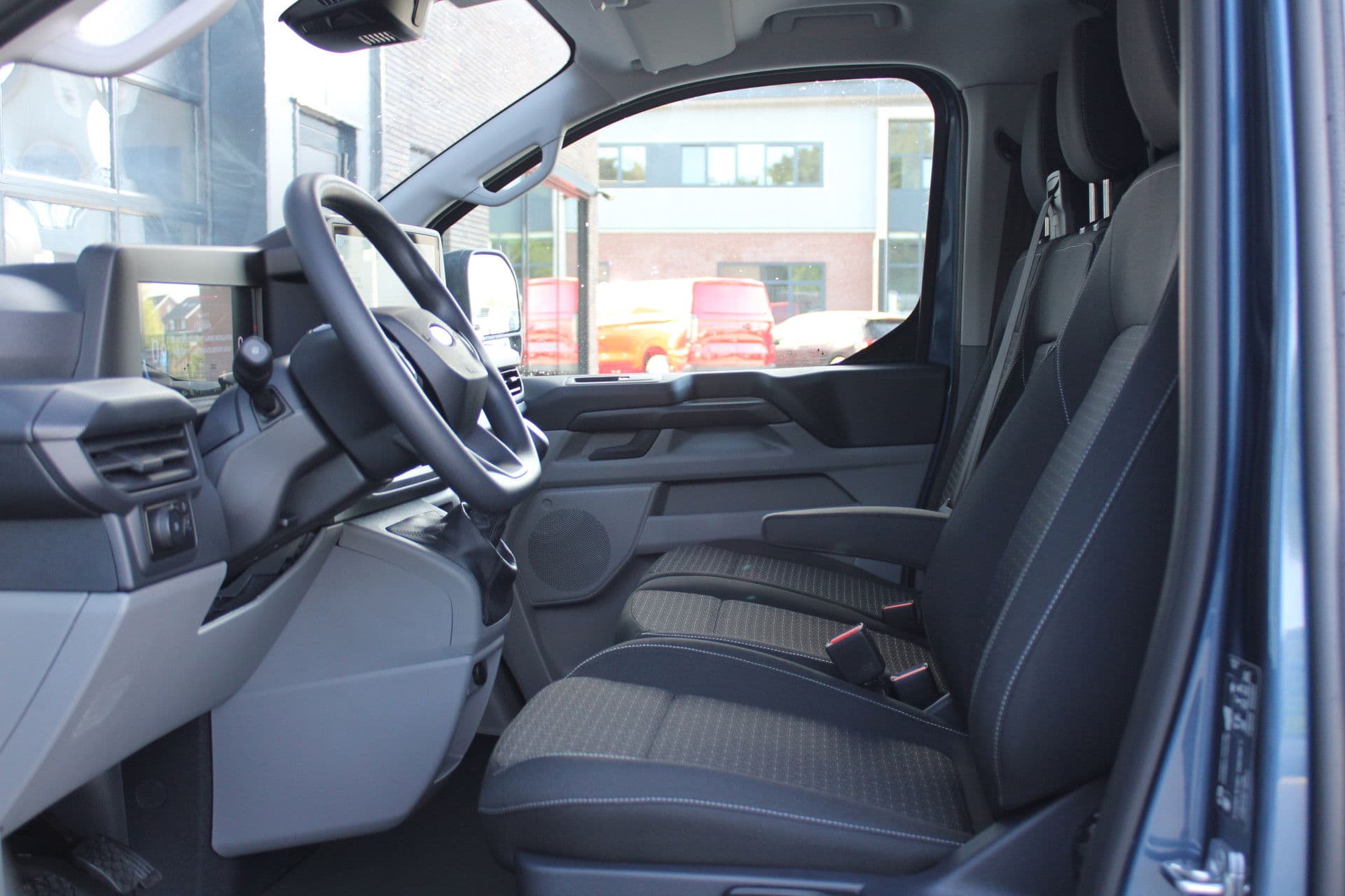 Ford Transit Custom 320 2.0 TDCI L2H1 Trend 136pk - 2x Schuifdeur - Carplay - Android - Camera - Trekhaak - Stoelverwarming -70l tank - Rijklaar thumbnail 21