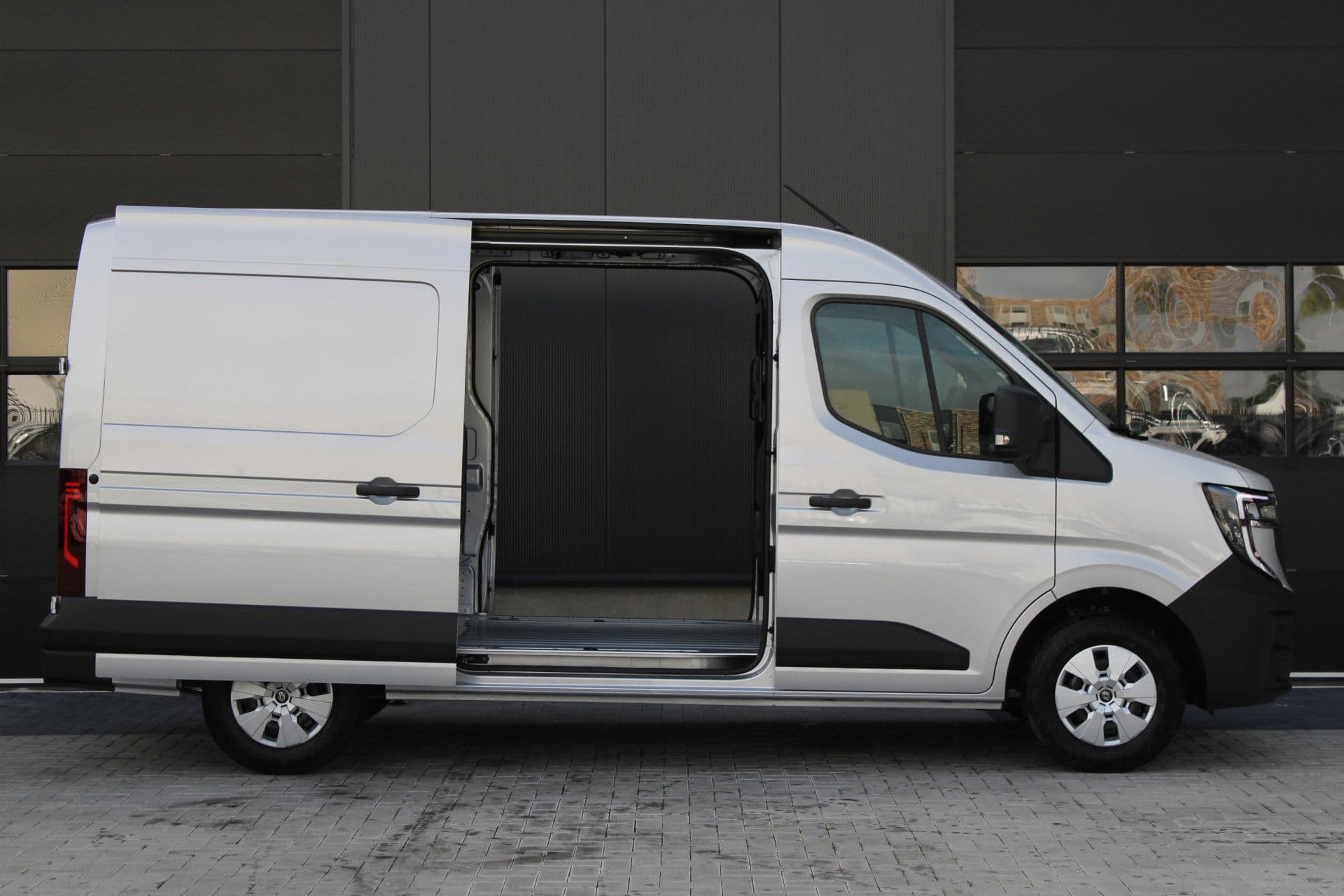 Renault Master T35 2.0 dCi 170pk L2H2 Extra - 2x Schuifdeur - Navigatie - Blind Spot - Camera - Stoelverwarming - Verwarmde voorruit - Rijklaar thumbnail 5