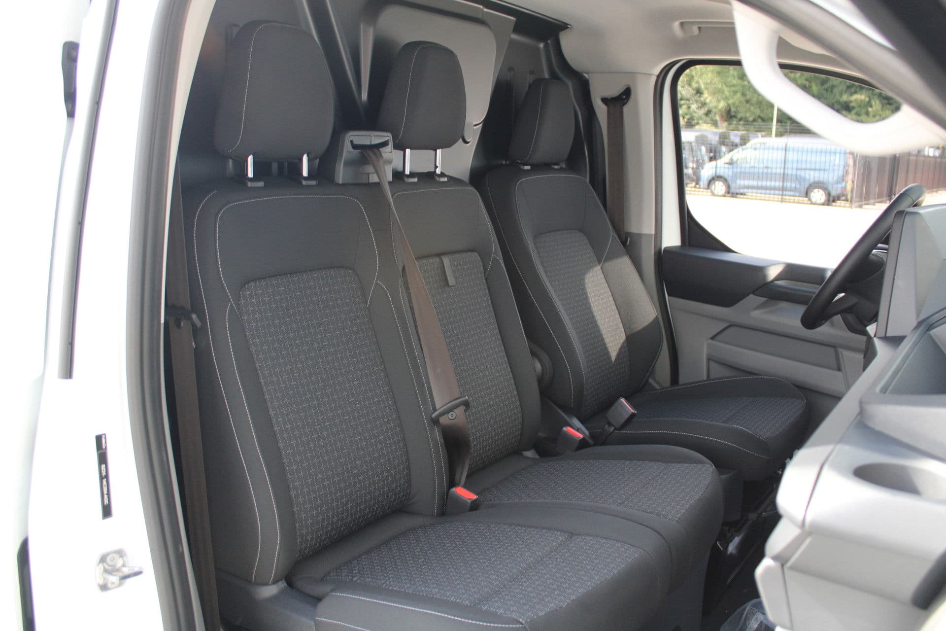 Ford Transit Custom 320 2.5 PHEV L2H1 Trend 232pk - 5 jaar GARANTIE - 2x Schuifdeur - Adaptive Cruise - Blind Spot - Navigatie - Camera - Verwarmd Stuur - Rijklaar thumbnail 33