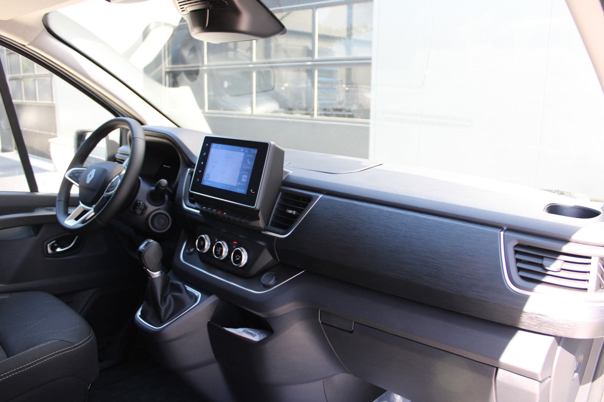 Renault Trafic 2.0 Blue dCi 170pk T29 L2H1 Extra DC - 2x Schuifdeur - Carplay - LED - Blind Spot - Navigatie - Camera - Trekhaak - Stoelverwarming - Rijklaar thumbnail 14