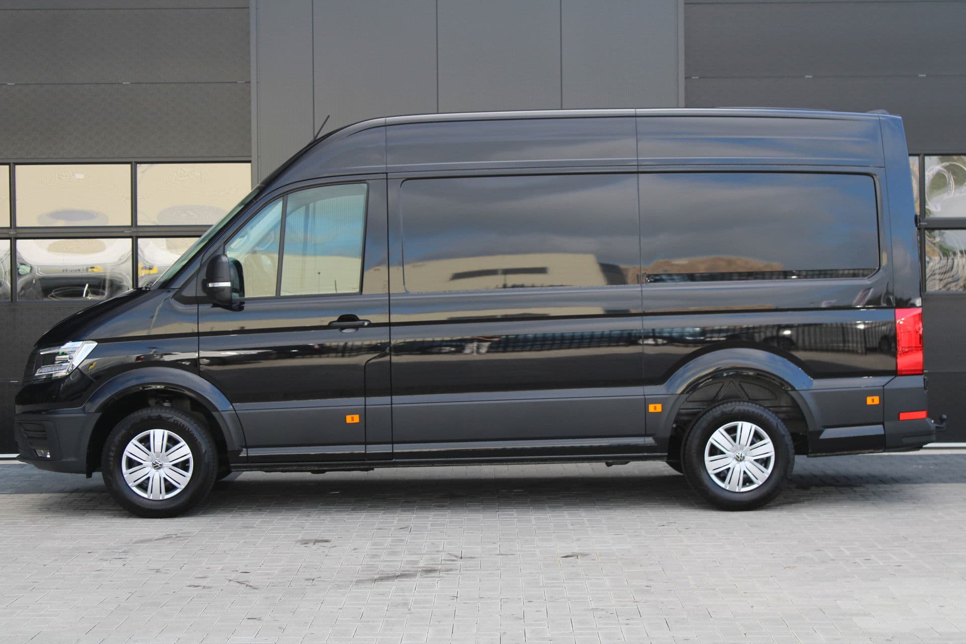 Volkswagen Crafter 35 2.0 TDI L3H3 177pk - Facelift - Navigatie - LED - Geveerde stoel - Virtual cockpit - Camera - Trekhaak - Stoelverwarming - Rijklaar thumbnail 41