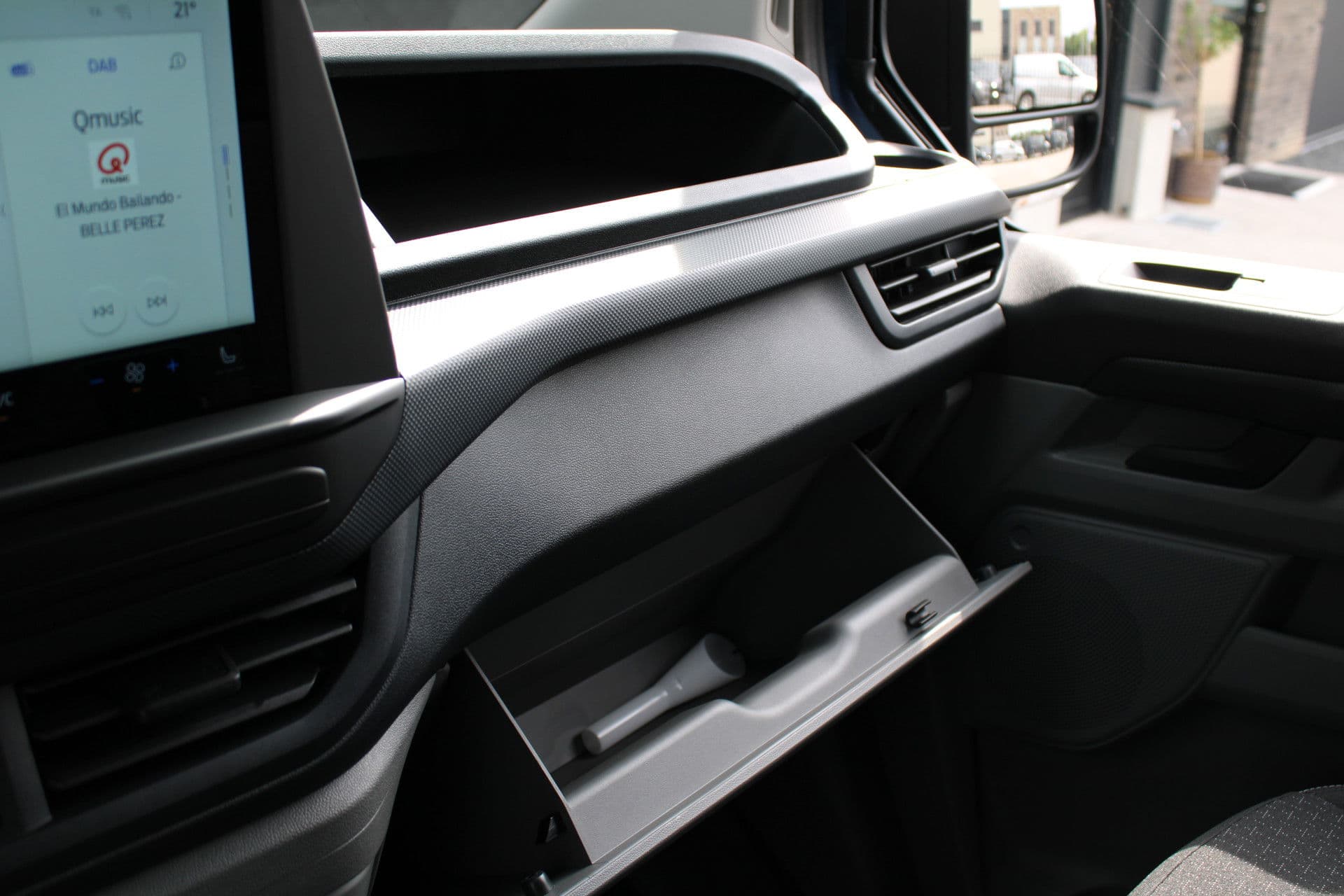 Ford Transit Custom 320 2.5 PHEV L2H1 Trend 232pk - 5 jaar GARANTIE - 2x Schuifdeur - Adaptive Cruise - Blind Spot - Navigatie - Camera - Verwarmd Stuur - Rijklaar thumbnail 42