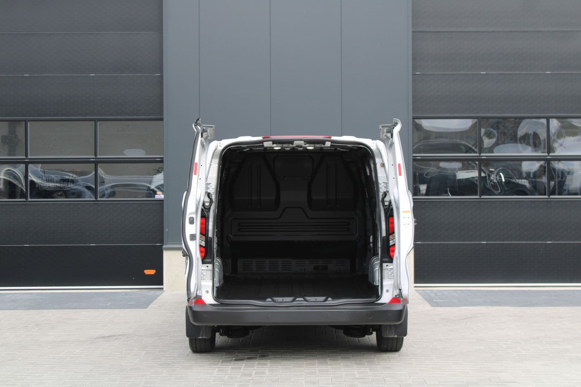 Ford Transit Custom 320 2.5 PHEV L2H1 Trend 232pk - 5 jaar GARANTIE - 2x Schuifdeur - Adaptive Cruise - Blind Spot - Navigatie - Camera - Verwarmd Stuur - Rijklaar thumbnail 10