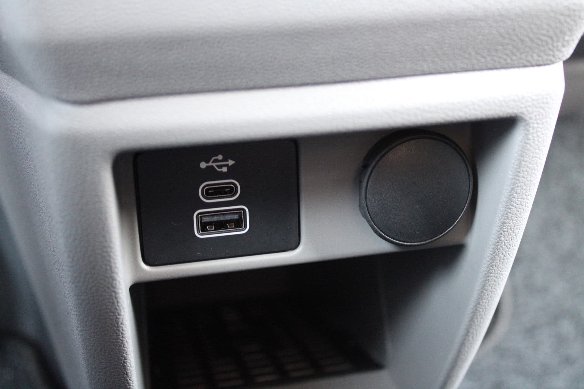 Ford Transit Custom 320 2.0 TDCI L2H1 Trend DC 136pk - Carplay - Android - Camera - Trekhaak - LED koplampen - Stoelverwarming - Draadloos laden - Rijklaar thumbnail 19