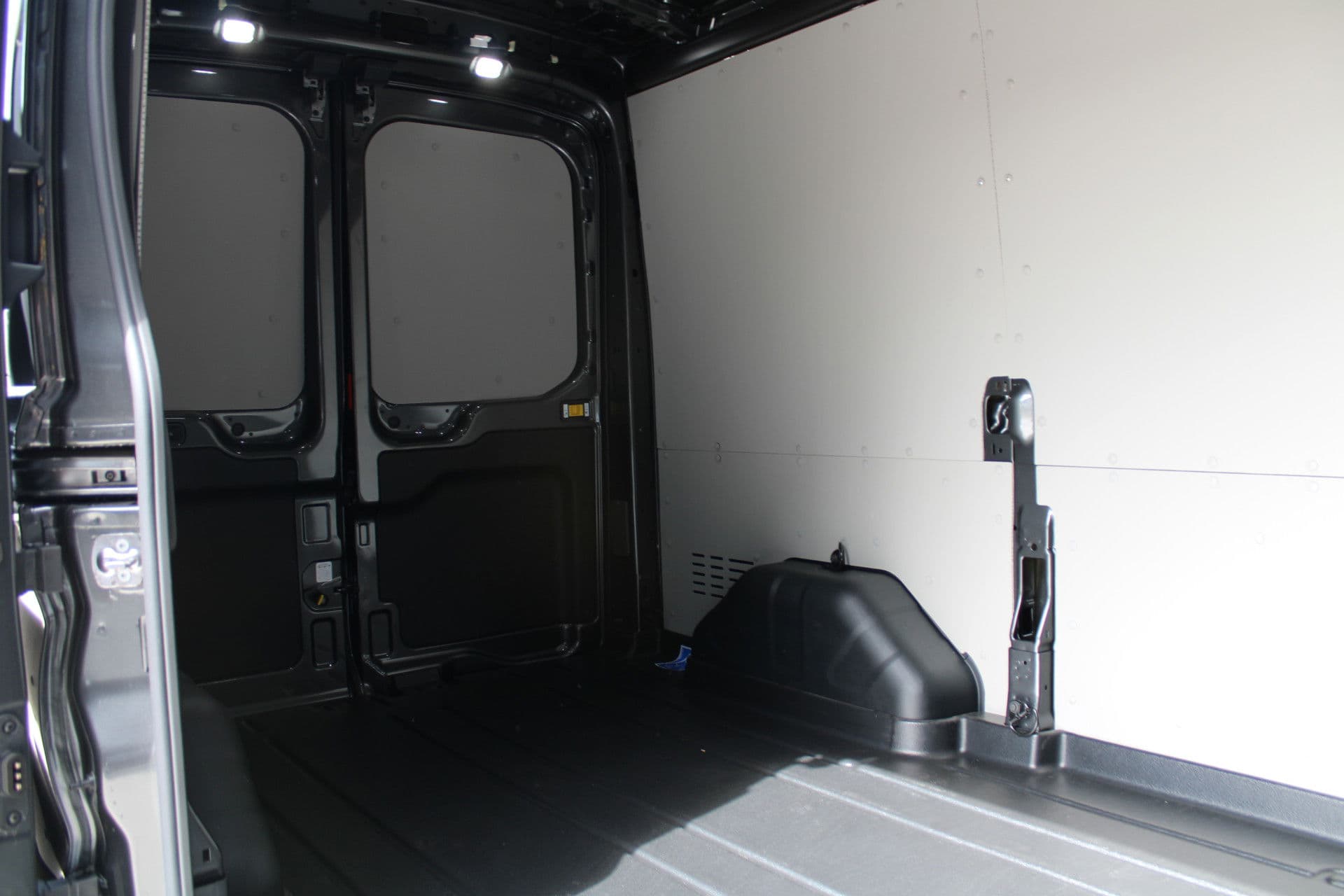 Ford Transit 350 2.0 TDCI L2H2 Trend 165pk - Facelift - Adaptive Cruise - Navigatie - Blind Spot - 360 Camera - Stoel - Stuurverwarming - Rijklaar thumbnail 9