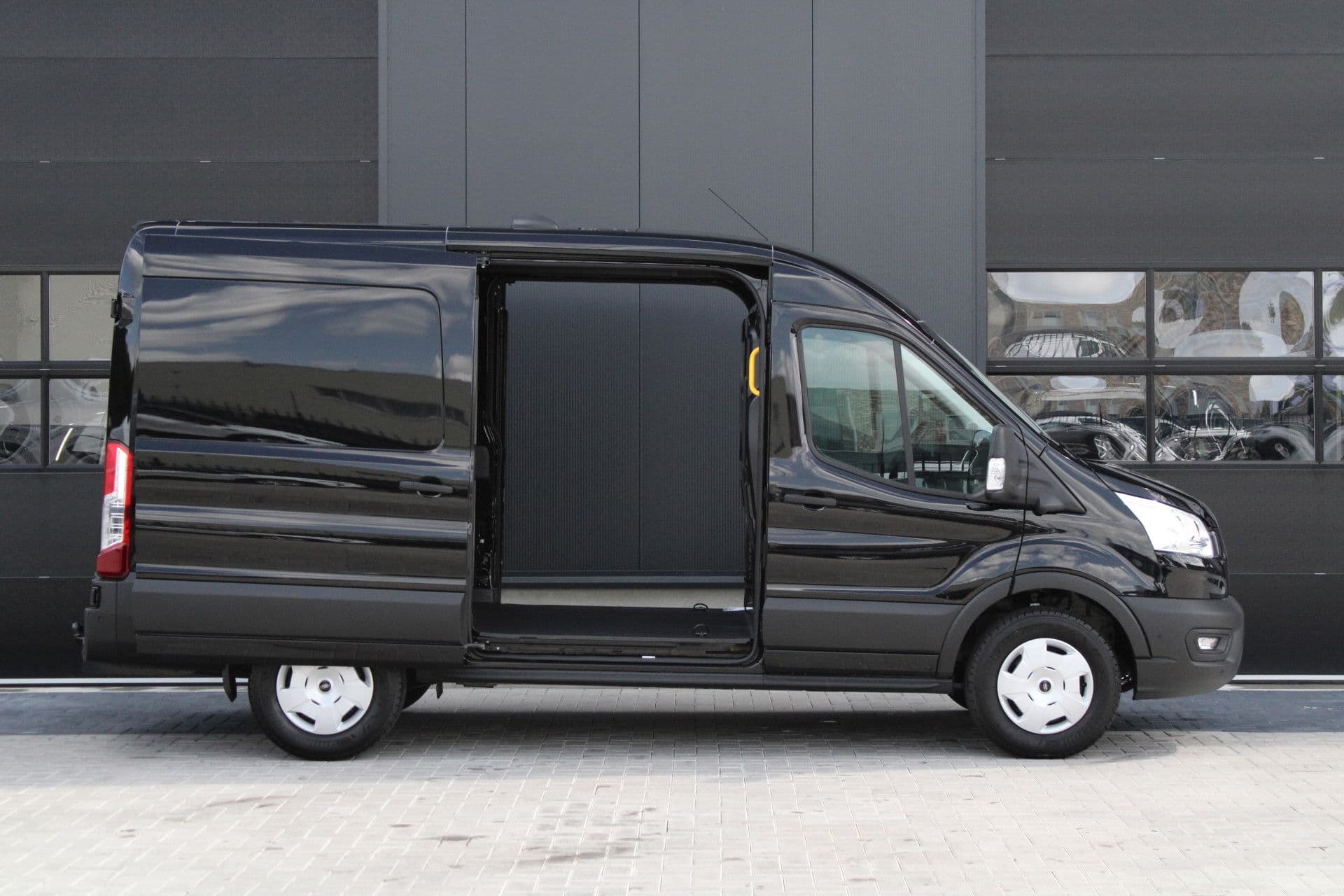 Ford Transit 350 2.0 TDCI L2H2 Trend 165pk - Facelift - 2x Schuifdeur - Adaptive Cruise - Navigatie - Blind Spot - 360 Camera - Stoel - Stuurverwarming - Rijklaar thumbnail 5