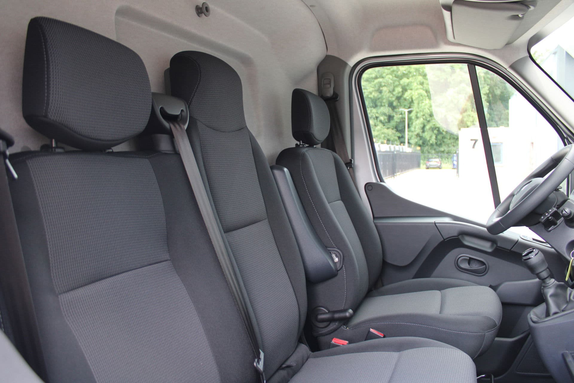 Renault Master T35 2.3 dCi 180pk L3H2 - Airco - Navigatie - Camera - Cruise - Parkeersensoren - 105l tank - Rijklaar thumbnail 6