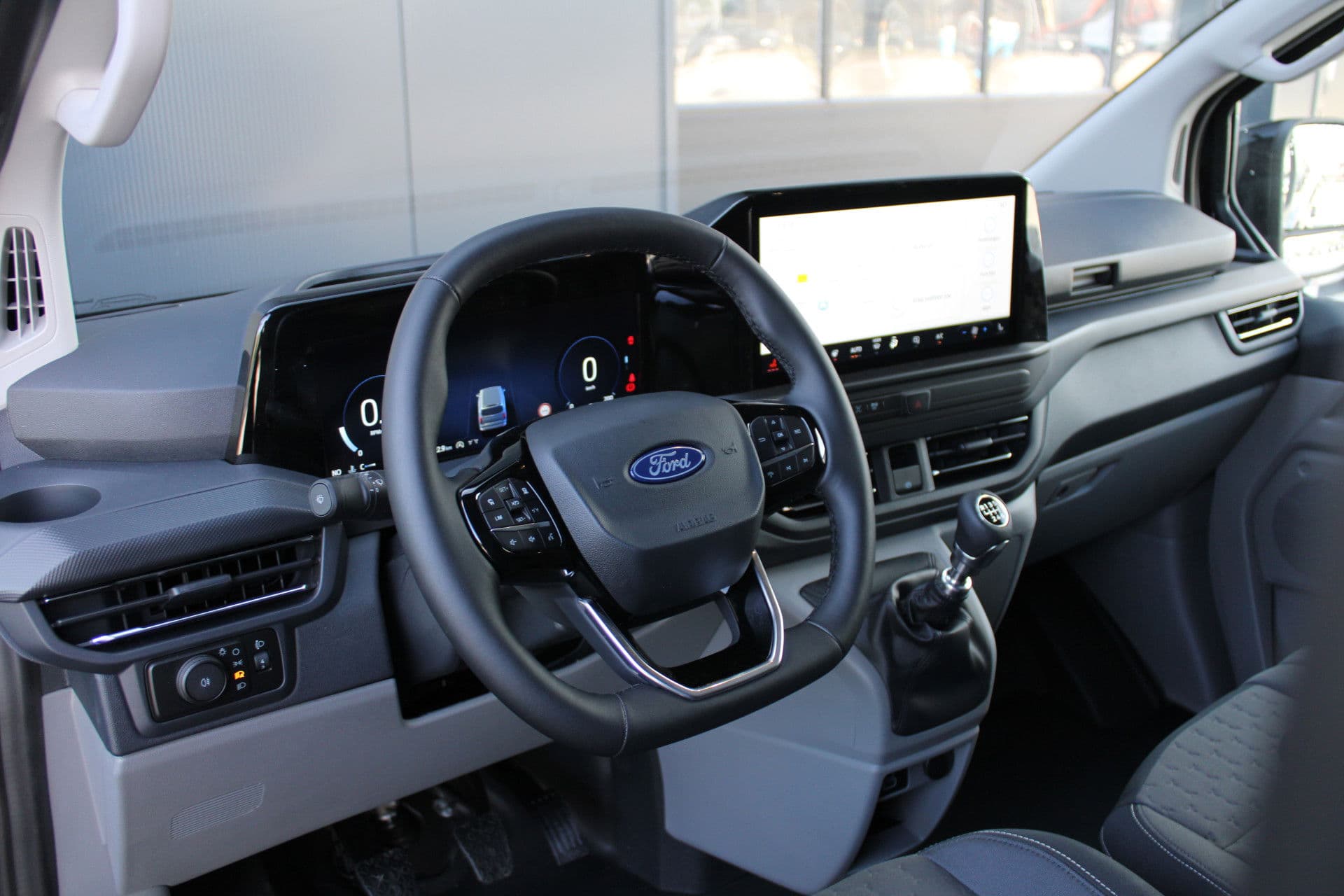 Ford Transit Custom 320 2.0 TDCI L2H1 Limited 150pk - Adaptive Cruise - Verwarmd stuur - Blind spot - Navigatie - Camera - Draadloos laden - Rijklaar thumbnail 2