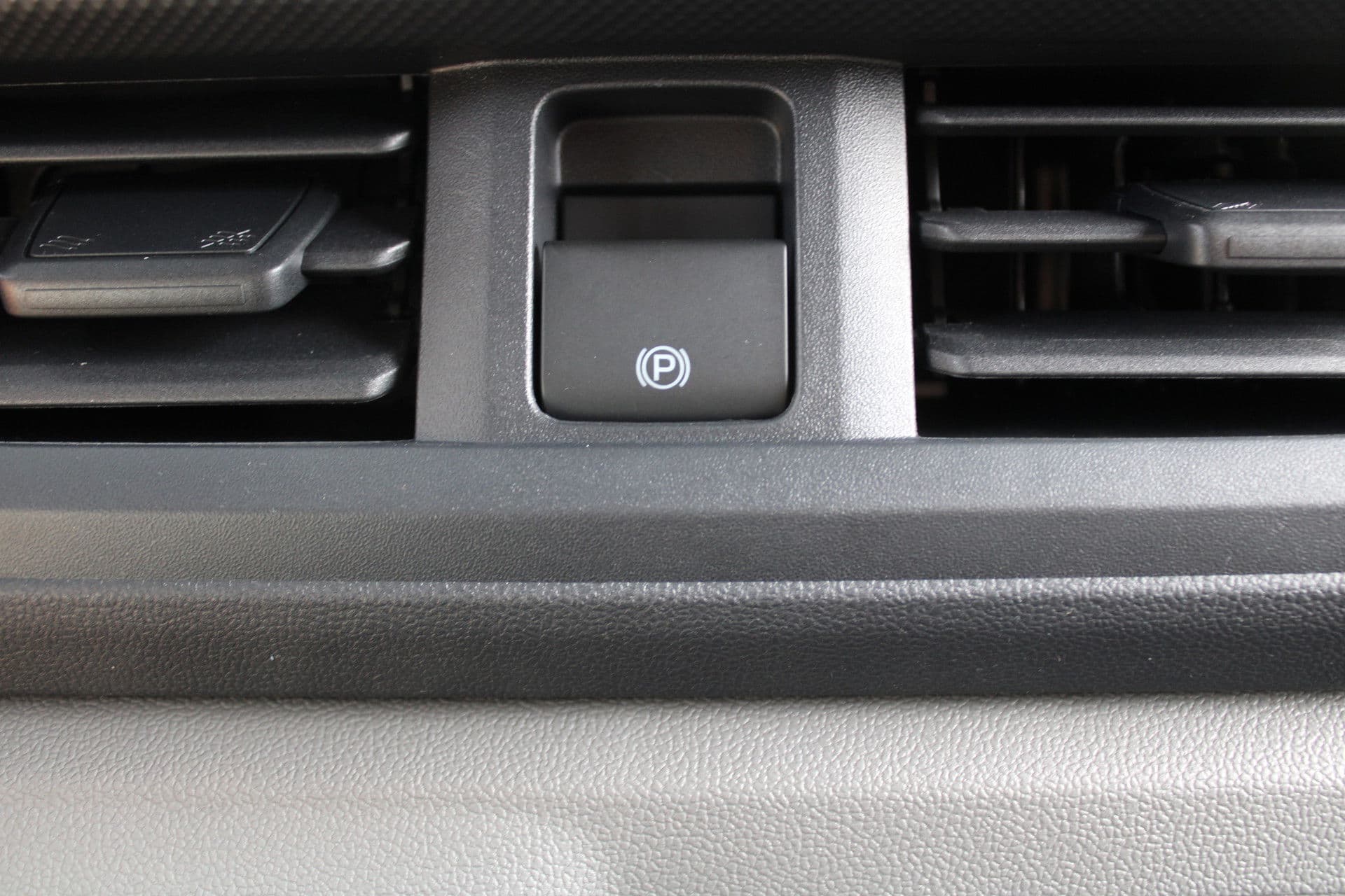 Ford Transit Custom 320 2.5 PHEV L2H1 Trend 232pk - 5 jaar GARANTIE - 2x Schuifdeur - Adaptive Cruise - Blind Spot - Navigatie - Camera - Verwarmd Stuur - Rijklaar thumbnail 32