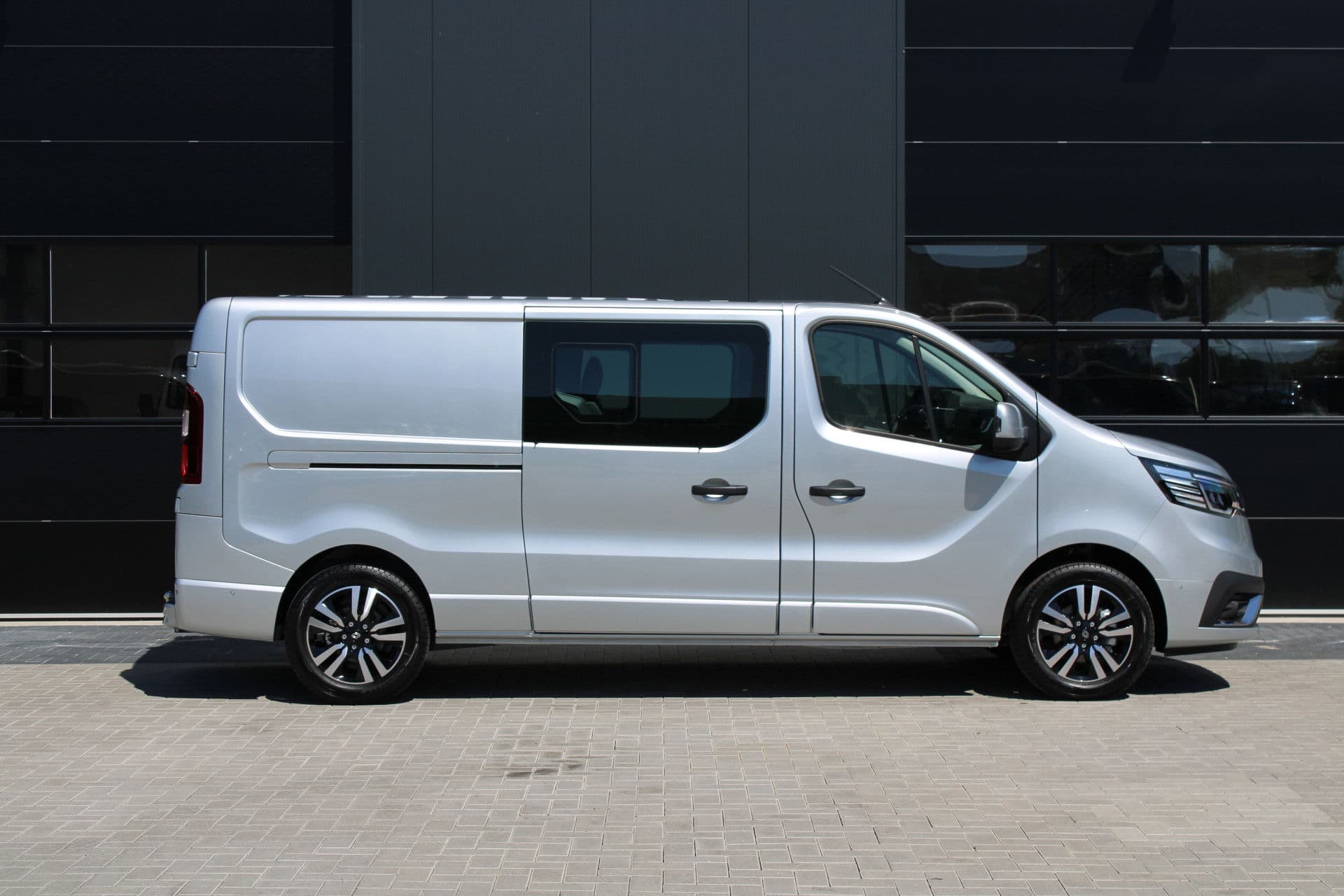 Renault Trafic 2.0 Blue dCi 170pk T29 L2H1 Extra DC - 2x Schuifdeur - Carplay - LED - Blind Spot - Navigatie - Camera - Trekhaak - Stoelverwarming - Rijklaar thumbnail 5