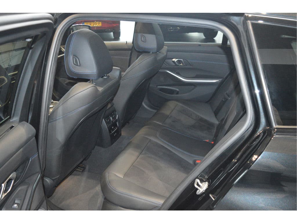 BMW 3 Serie Touring 320d M-SPORT pano camera led 18 inch 190 pk !! thumbnail 26