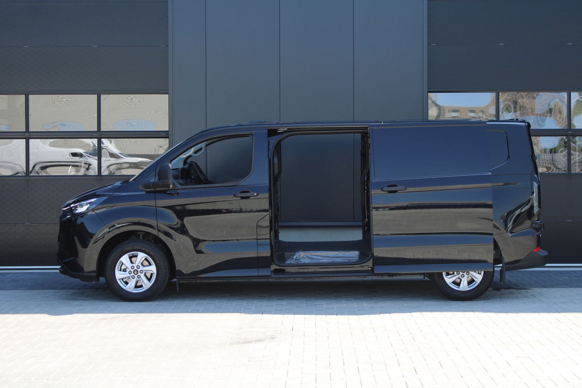 Ford Transit Custom 320 2.5 PHEV L2H1 Trend 232pk - 5 jaar GARANTIE - 2x Schuifdeur - Adaptive Cruise - Blind Spot - Navigatie - Camera - Verwarmd Stuur - Rijklaar thumbnail 29