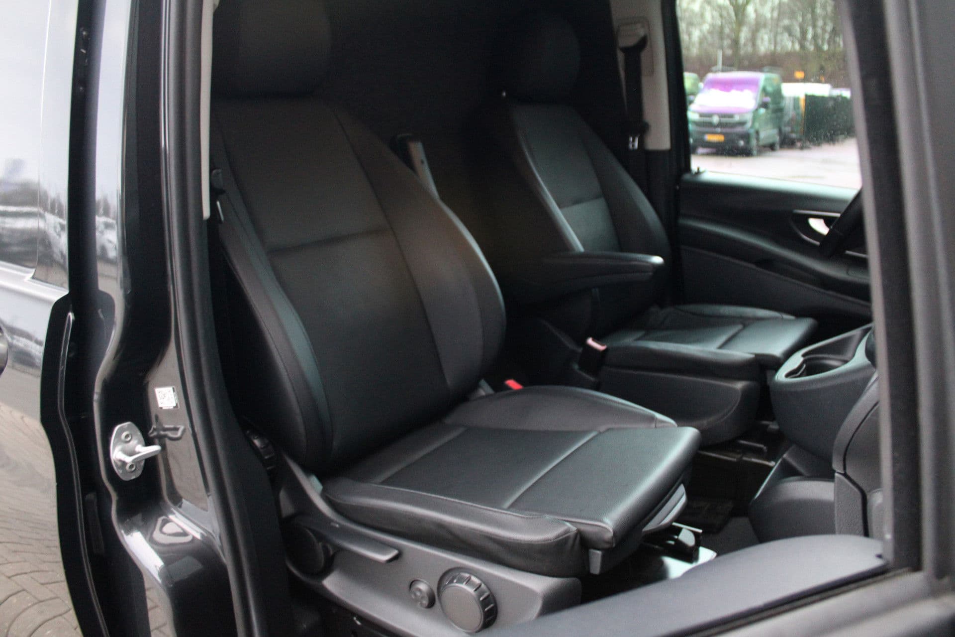 Mercedes-Benz EVito Extra Lang 66 kWh 116pk - Leder - Camera - LED - Carplay/Android - PDC - Stoelverwarming - Snelladen - Rijklaar thumbnail 17