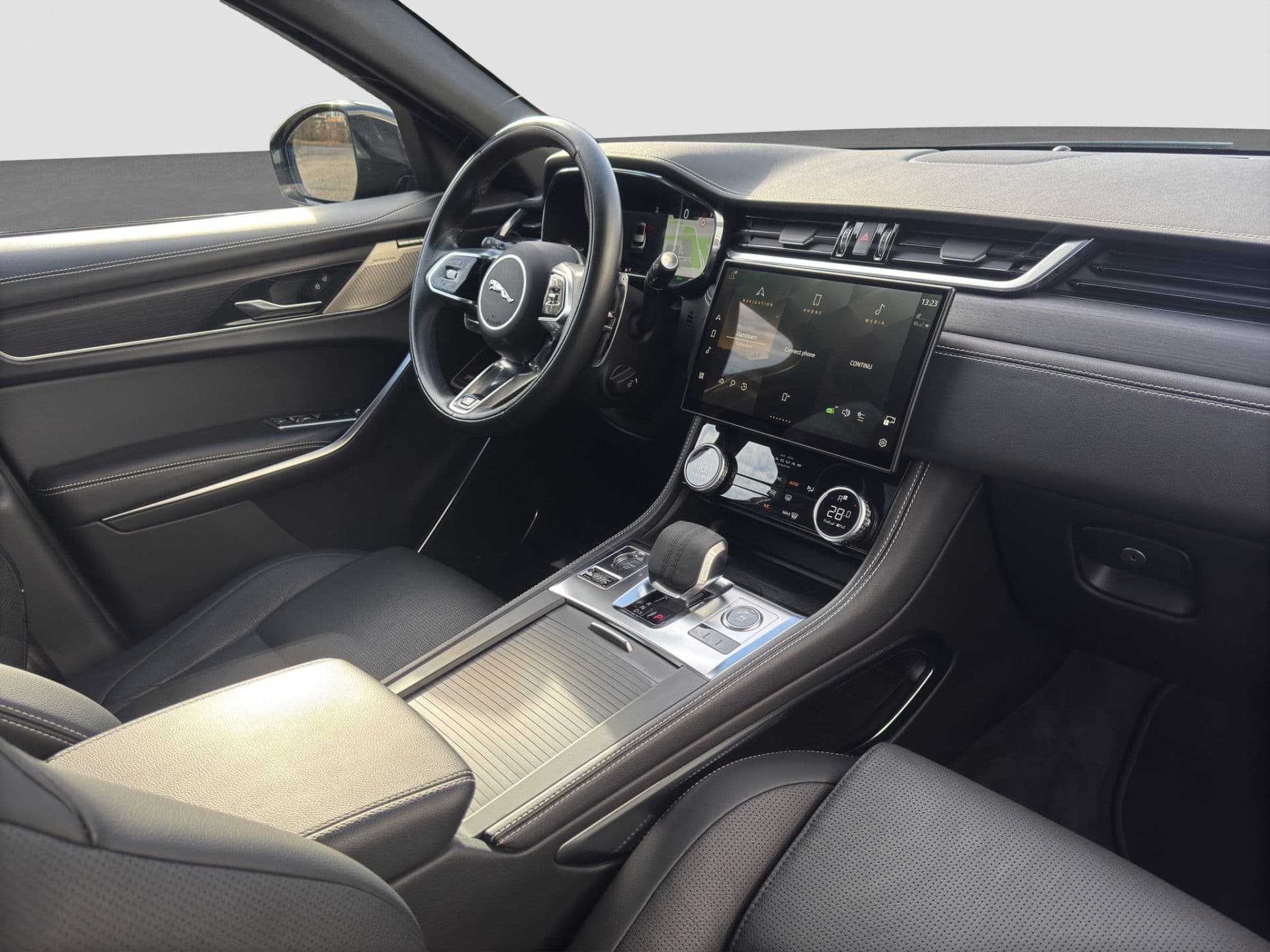 Jaguar F-Pace P400e R-Dynamic SE | Pano | Memory | Meridian | Camera | Adaptive thumbnail 24