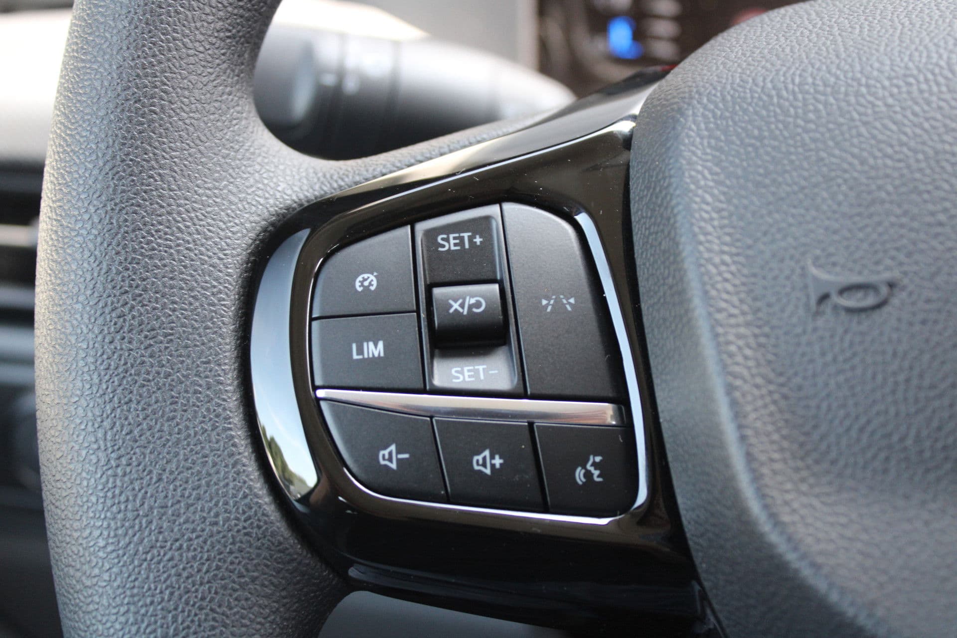 Ford Transit Custom 320 2.0 TDCI L2H1 Trend DC 136pk - Carplay - Android - Camera - Trekhaak - LED koplampen - Stoelverwarming - Draadloos laden - Rijklaar thumbnail 12