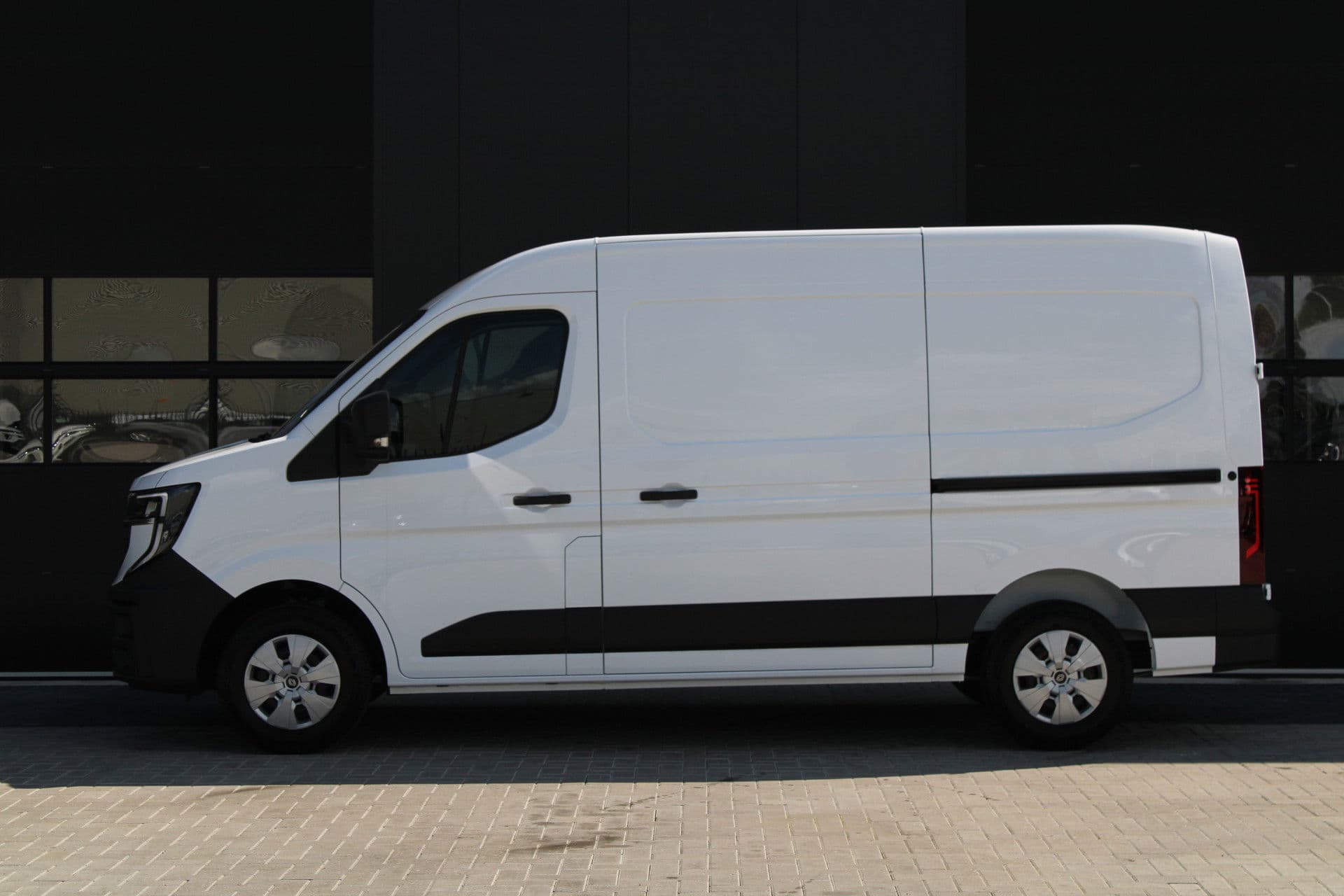 Renault Master T35 2.0 dCi 170pk L2H2 Extra - 2x Schuifdeur - Navigatie - Blind Spot - Camera - Stoelverwarming - Verwarmde voorruit - Rijklaar thumbnail 38