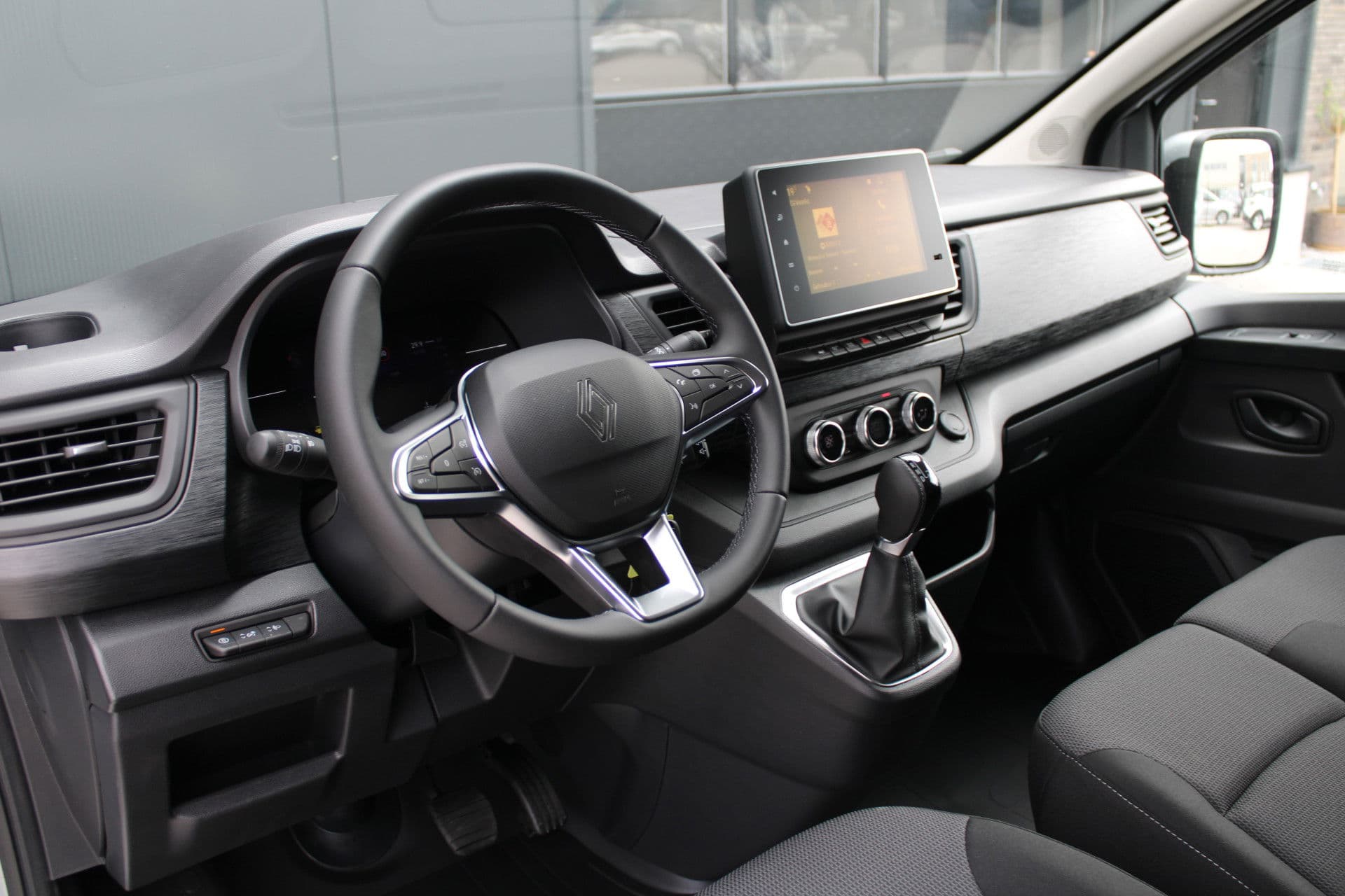 Renault Trafic 2.0 Blue dCi 150pk T30 L2H1 Advance - Achteruitrijcamera - Carplay - Android - Allseason - Trekhaak - Rijklaar thumbnail 2