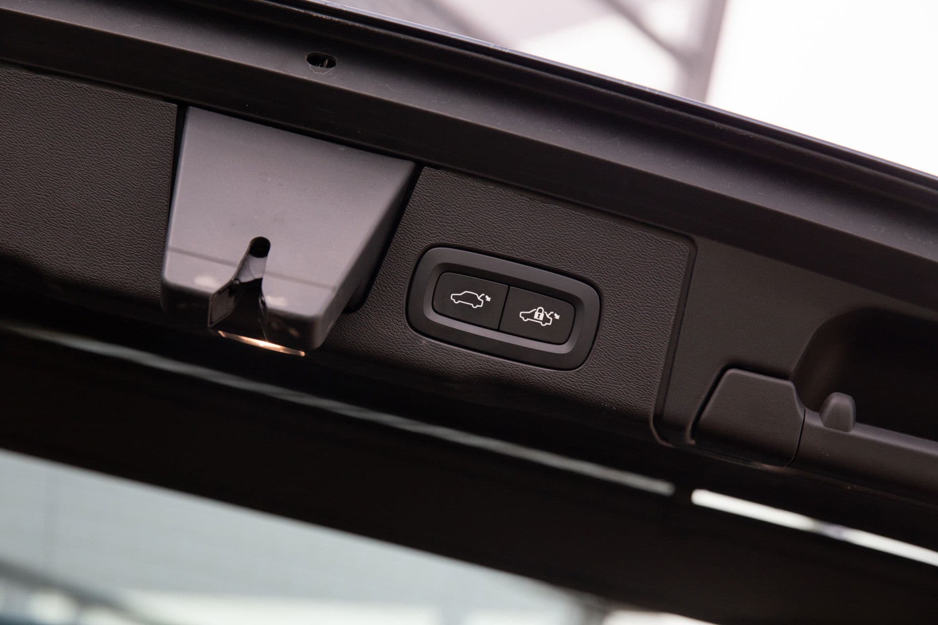 Volvo XC60 2.0 T6 Plug-in hybrid AWD Plus Dark , Panoramadak, Memory, Leer thumbnail 25