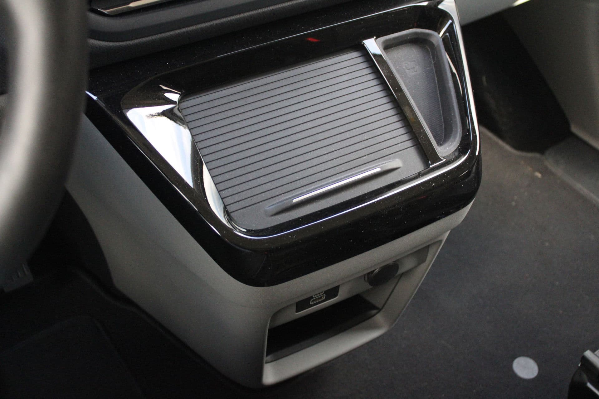 Ford Tourneo Custom 320 2.0 TDCI L2H1 Titanium X DC 170pk - Adaptive Cruise - LED - Blind Spot - Leder - Navigatie - 360 Camera - Trekhaak - Rijklaar thumbnail 37