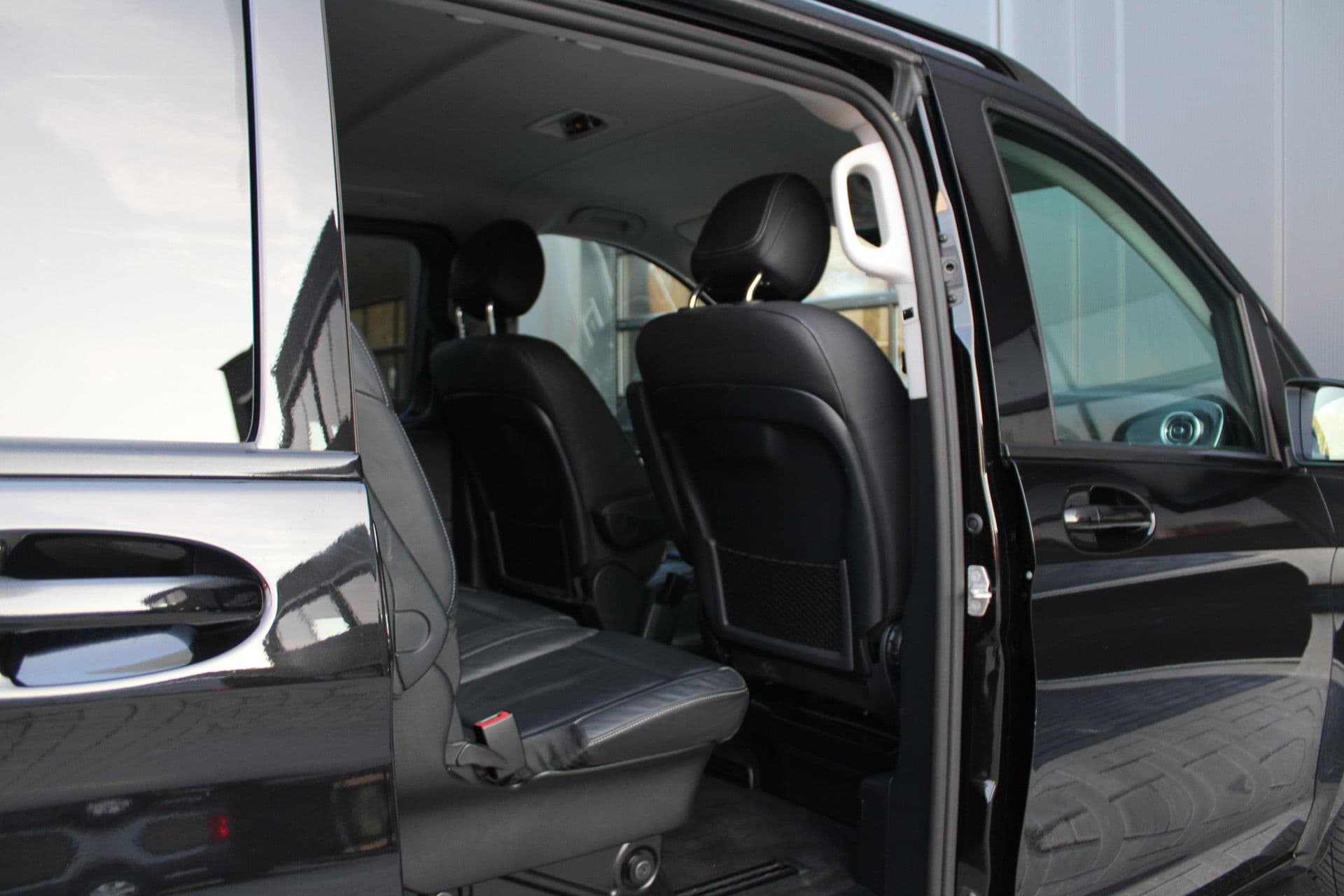 Mercedes-Benz V-Klasse 300d - Avantgarde - DC - 4-matic - 360 Cam - Multibeam - Elektrische schuifdeuren - Digitale spiegel - Volle auto - Rijklaar thumbnail 13