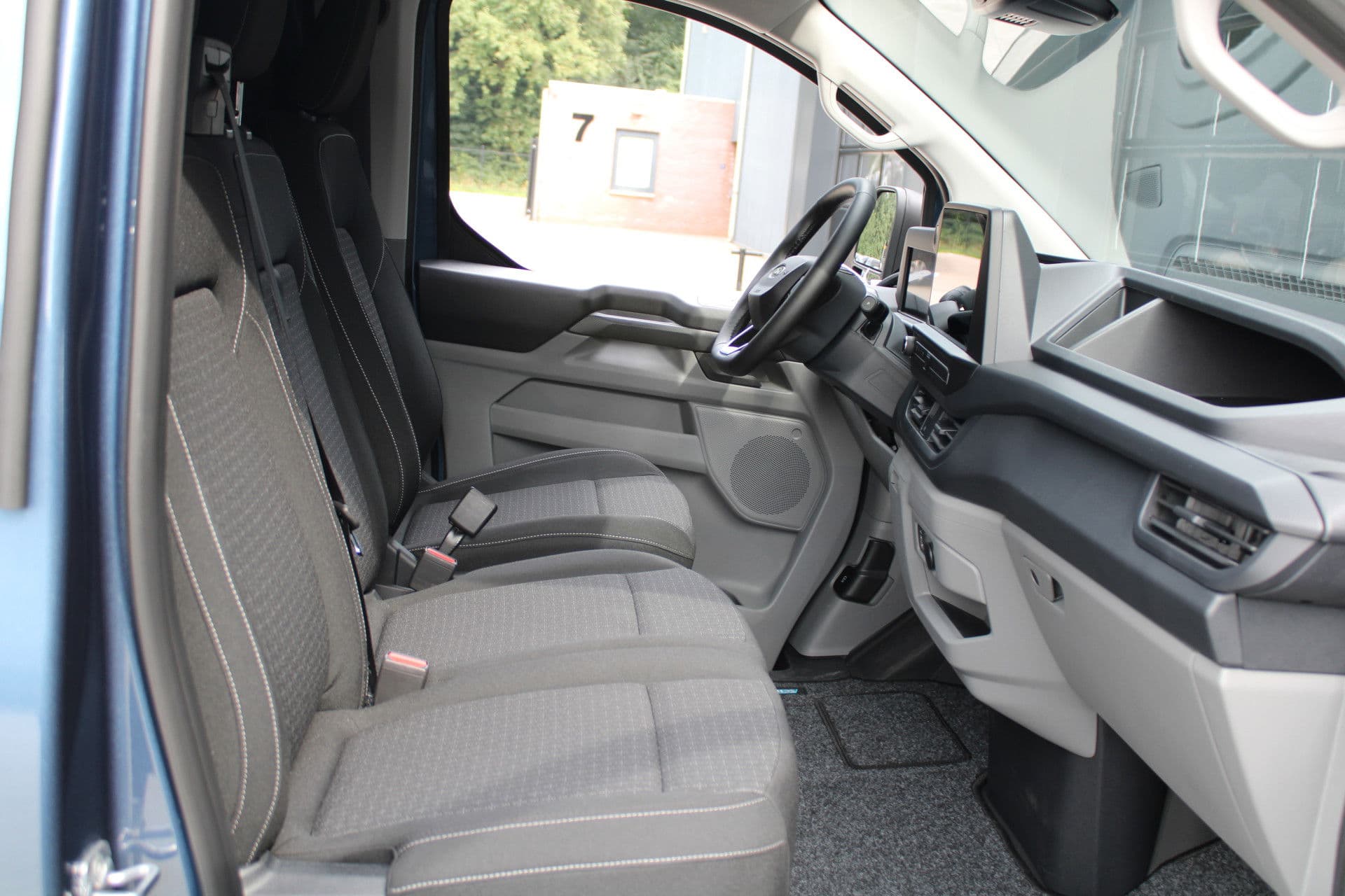 Ford Transit Custom 320 2.5 PHEV L2H1 Trend 232pk - 5 jaar GARANTIE - 2x Schuifdeur - Adaptive Cruise - Blind Spot - Navigatie - Camera - Verwarmd Stuur - Rijklaar thumbnail 14