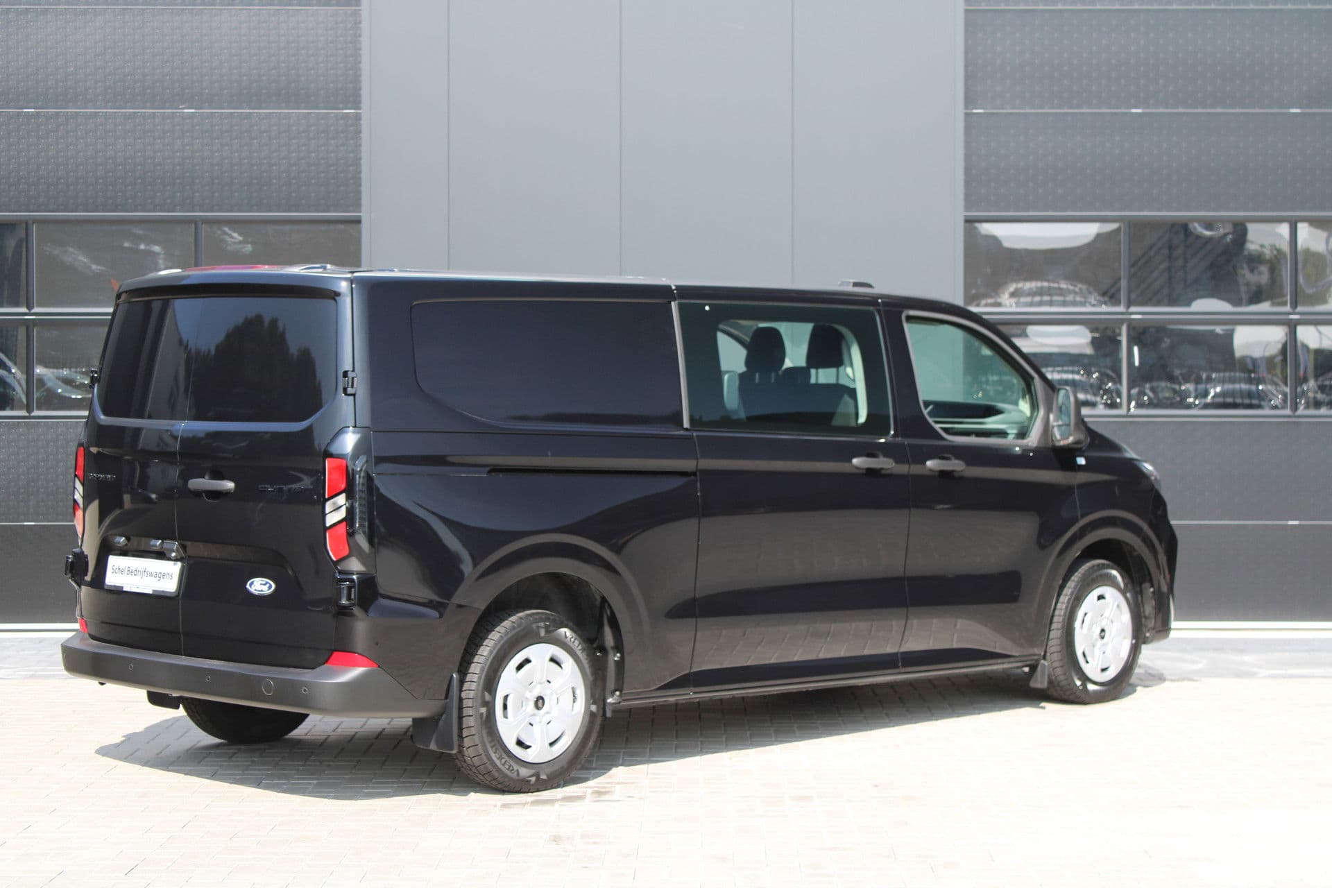 Ford Transit Custom 320 2.0 TDCI L2H1 Trend DC 136pk - Carplay - Android - Camera - Trekhaak - LED koplampen - Stoelverwarming - Draadloos laden - Rijklaar thumbnail 3