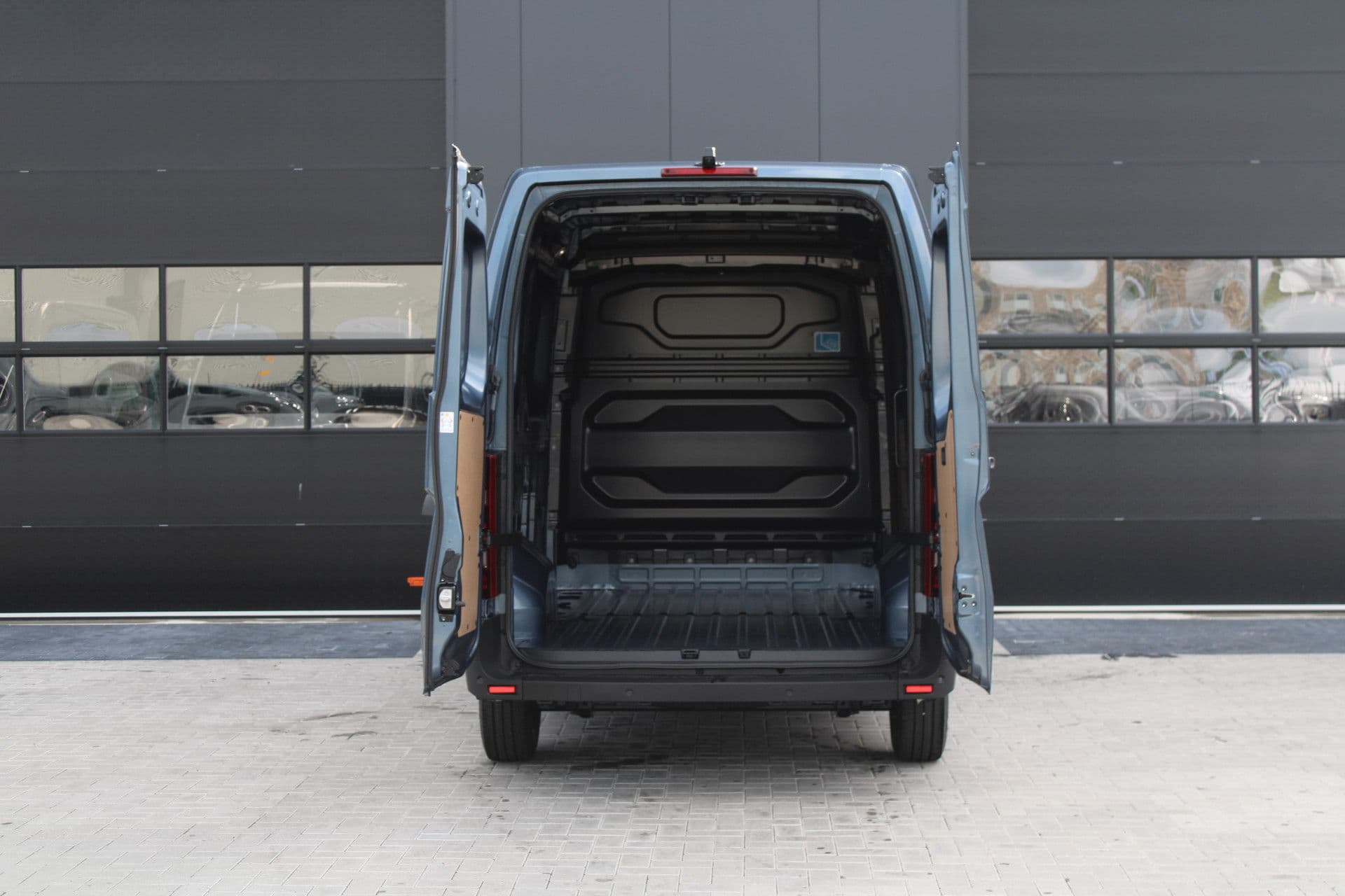 Renault Master T35 2.0 dCi 170pk L2H2 Extra - Navigatie - Blind Spot - Camera - Stoelverwarming - Verwarmde voorruit - Rijklaar thumbnail 4