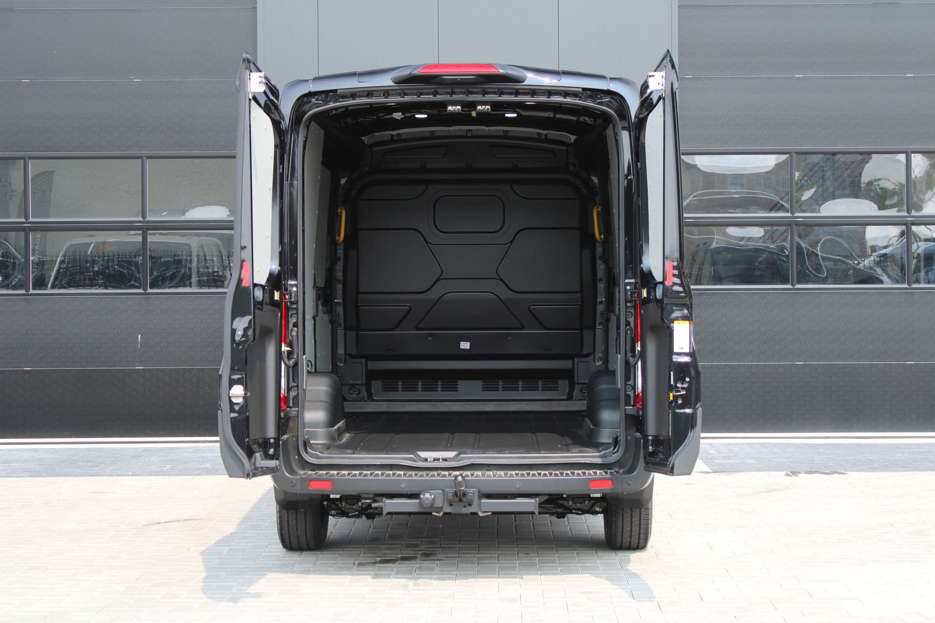 Ford Transit 350 2.0 TDCI L2H2 Trend 165pk - Facelift - 2x Schuifdeur - Adaptive Cruise - Navigatie - Blind Spot - 360 Camera - Stoel - Stuurverwarming - Rijklaar thumbnail 4