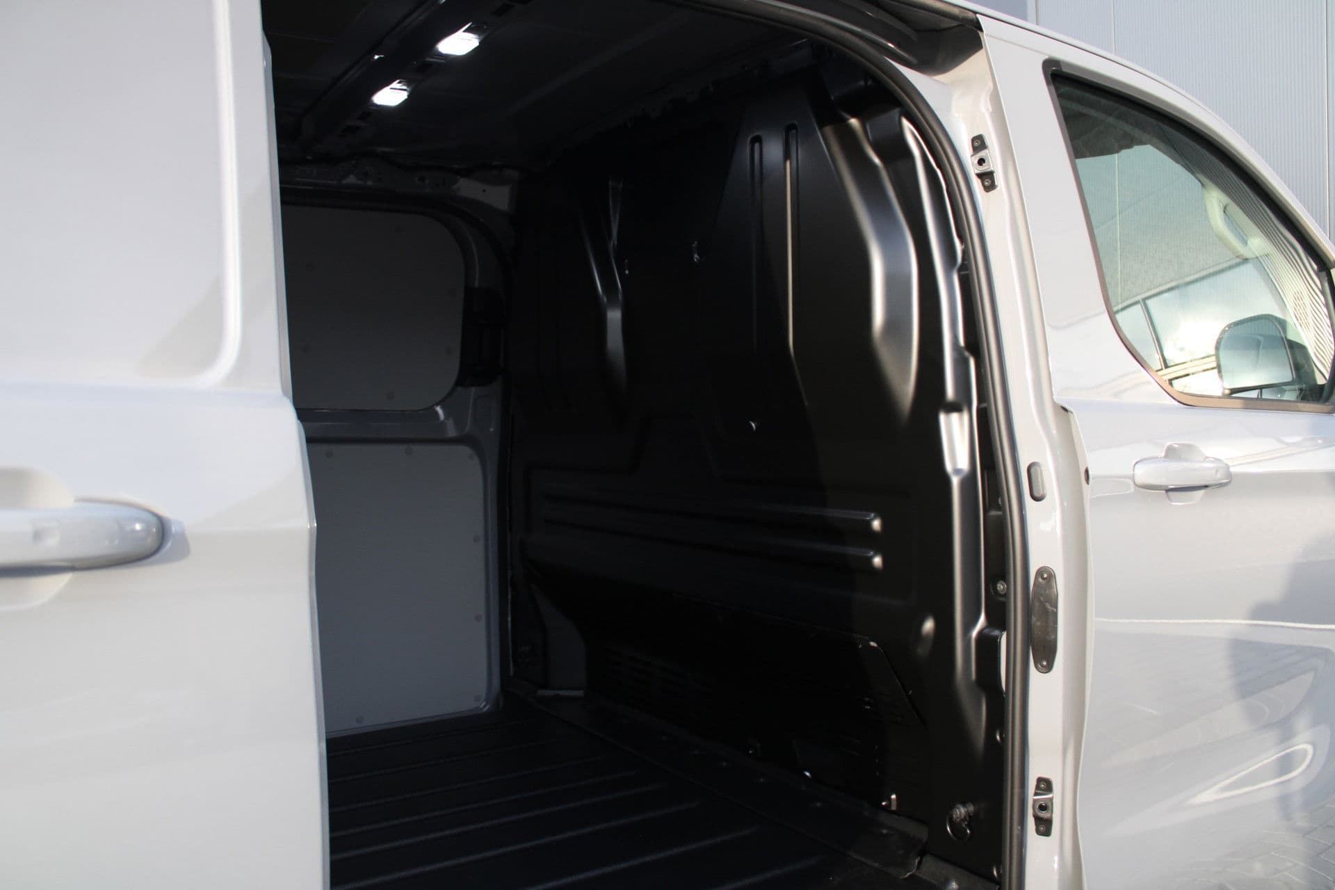 Ford Transit Custom 320 2.5 PHEV L2H1 Limited 232pk - 2x Schuifdeur - Trekhaak - Stoel/Stuurverwarming - ACC - Blindspot - Keyless - Rijklaar thumbnail 14